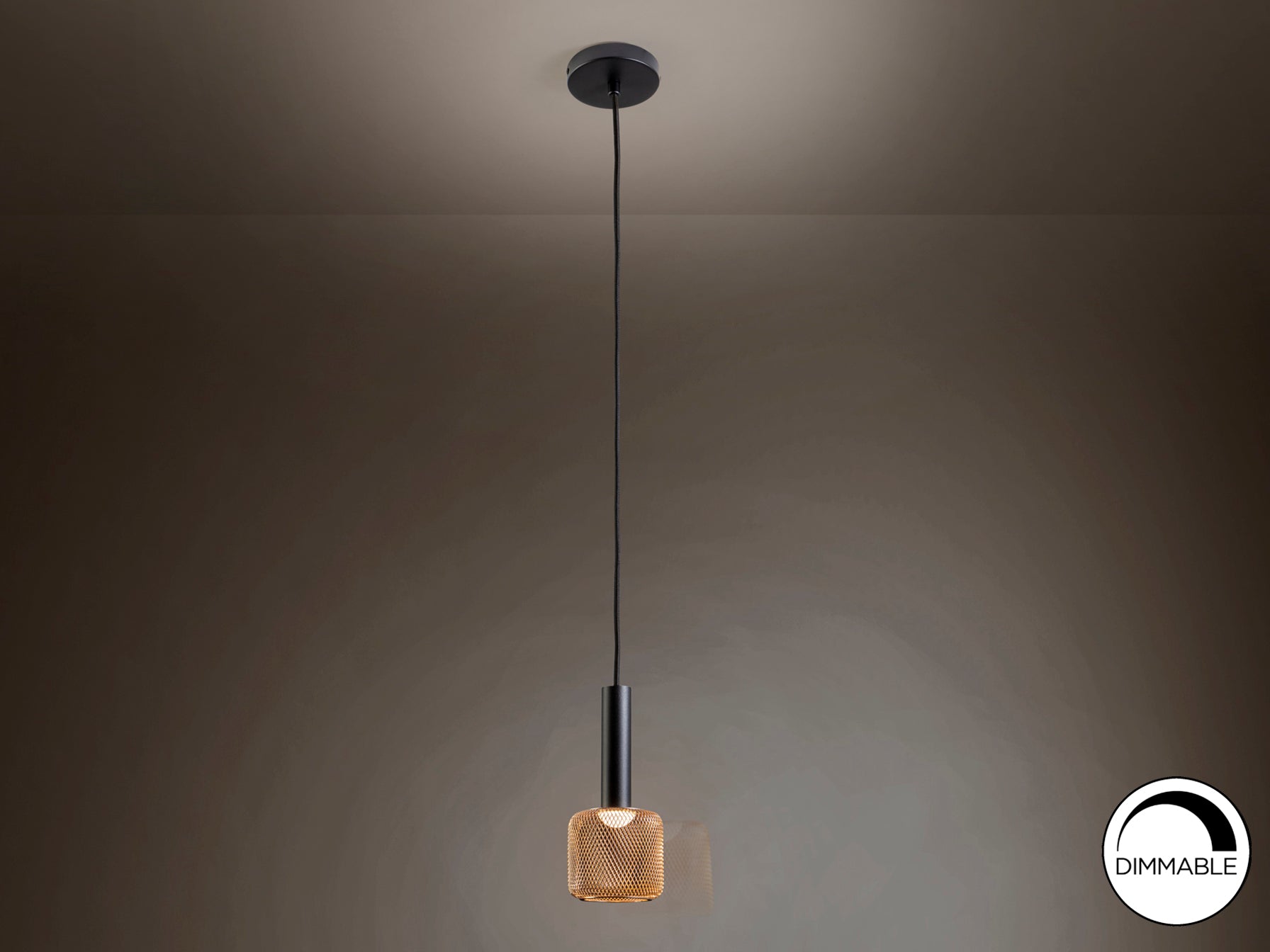 Lámpara colgante Sincro negro y oro de Schuller, ideal para comedor o salón. Diseño moderno con LED dimable, fabricada en metal y acrílico.