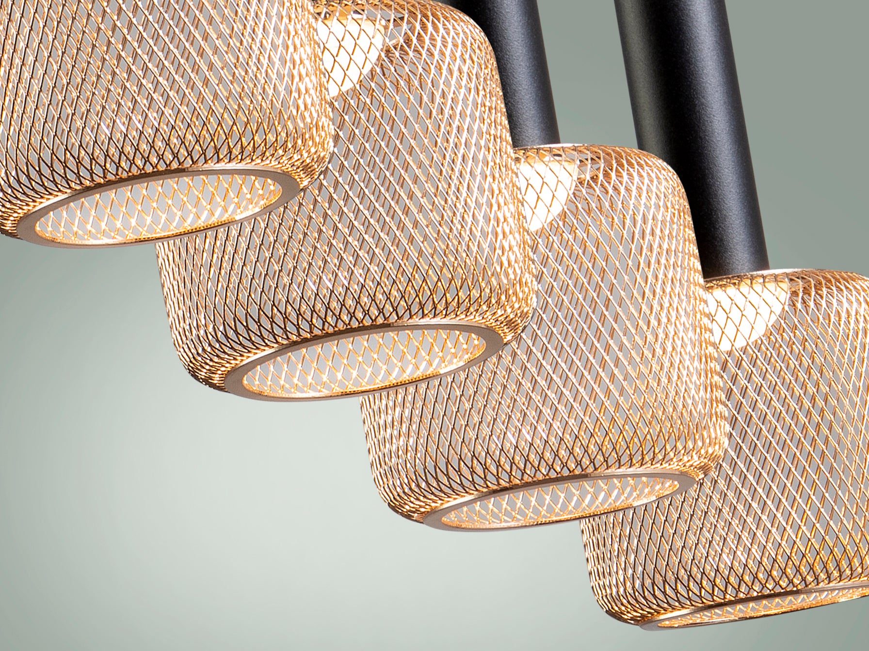 ```
Lámpara de techo Sincro negra y dorada de Schuller (175395) con 4 luces LED dimmables, ideal para salón comedor. Diseño moderno en metal y acrílico.
```