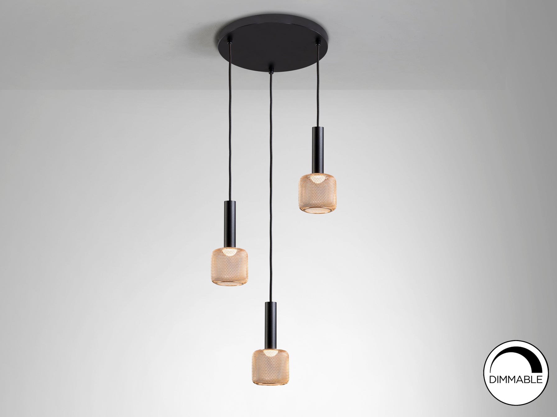 Lámpara colgante Sincro negro y oro de Schuller iluminando un comedor moderno, con detalles en acrílico y metal, luz LED dimable, ideal para salón. Modelo 175470.