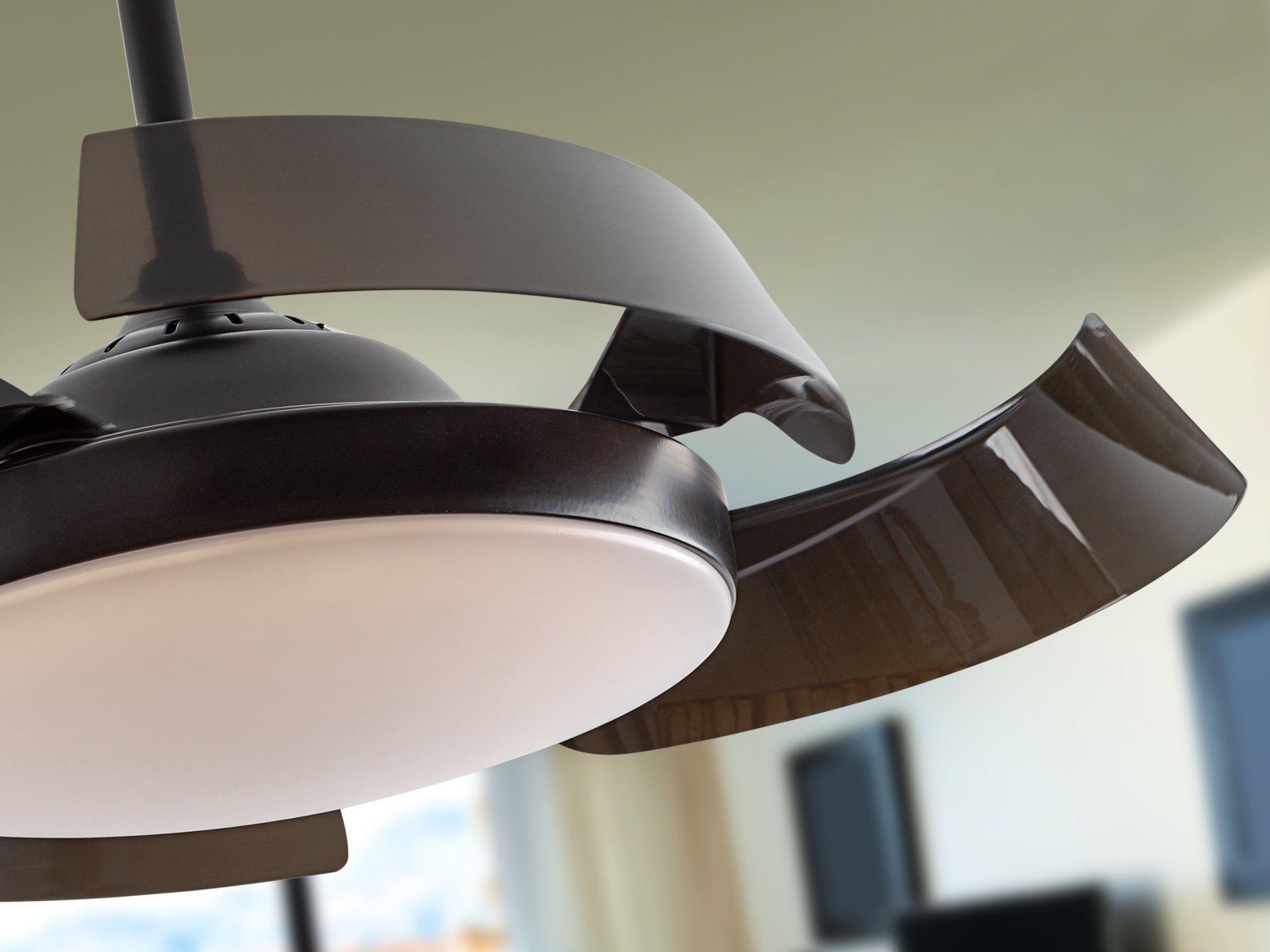 Ventilador de techo Enzo Dim negro con luz LED, aspas retráctiles y diseño moderno para salón, comedor o dormitorio. Incluye temporizador, 3 temperaturas de color y motor DC silencioso. Marca Schuller.