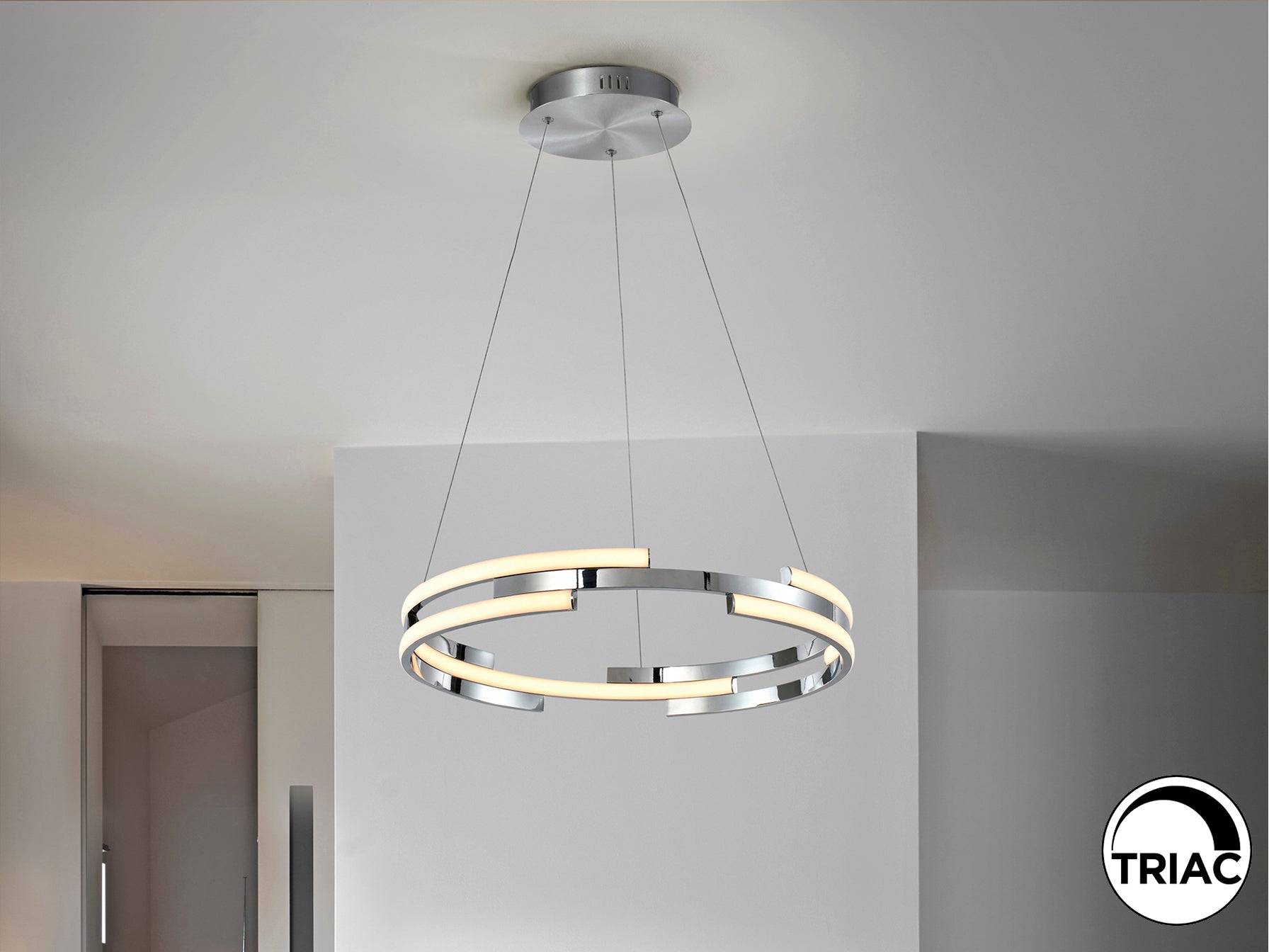 Lámpara colgante Ciclos cromada de diseño moderno con LED regulable y altura ajustable, ideal para comedor o salón. Fabricada en metal y aluminio por Schuller.