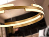 Lámpara colgante Ciclos oro D60 de Schuller, diseño moderno con LED regulable en altura, ideal para salón.