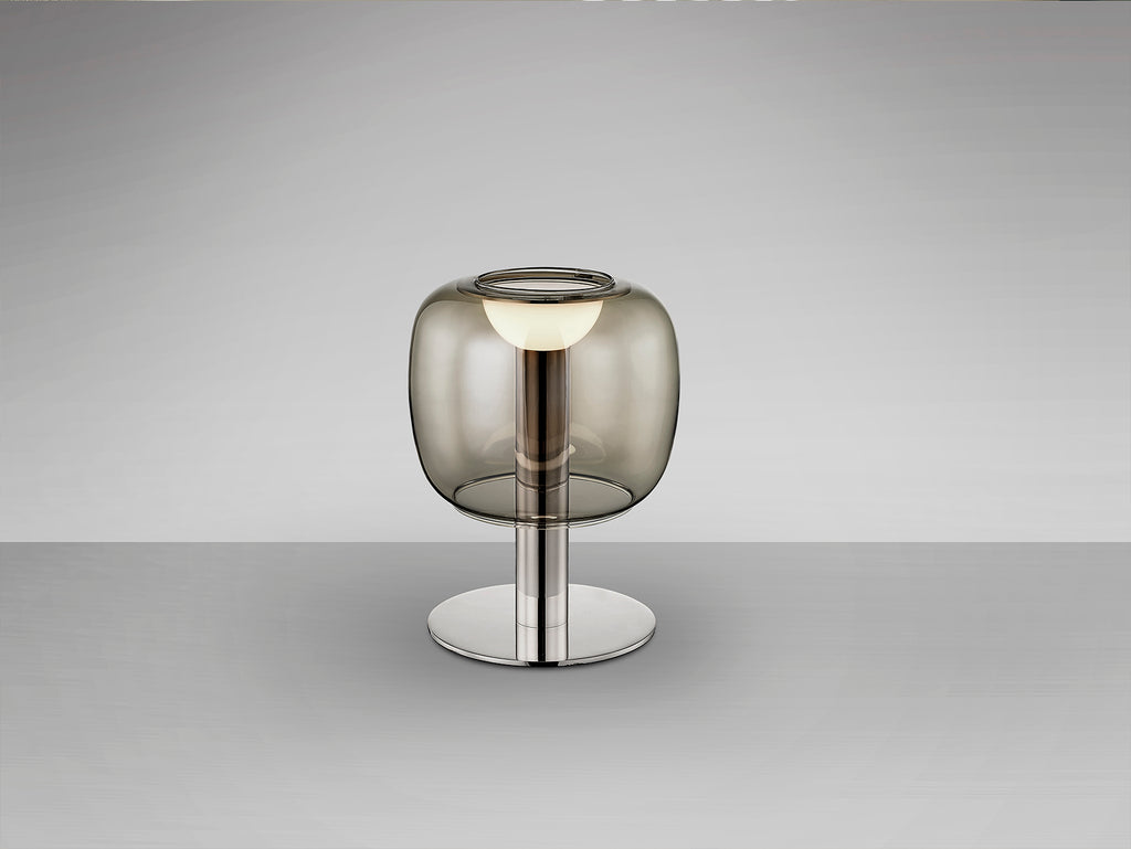 Lámpara de sobremesa ICON cromo y smoke de Schuller en salón moderno con iluminación LED, diseño minimalista de cristal y metal, ideal para dormitorio. Modelo 209212.