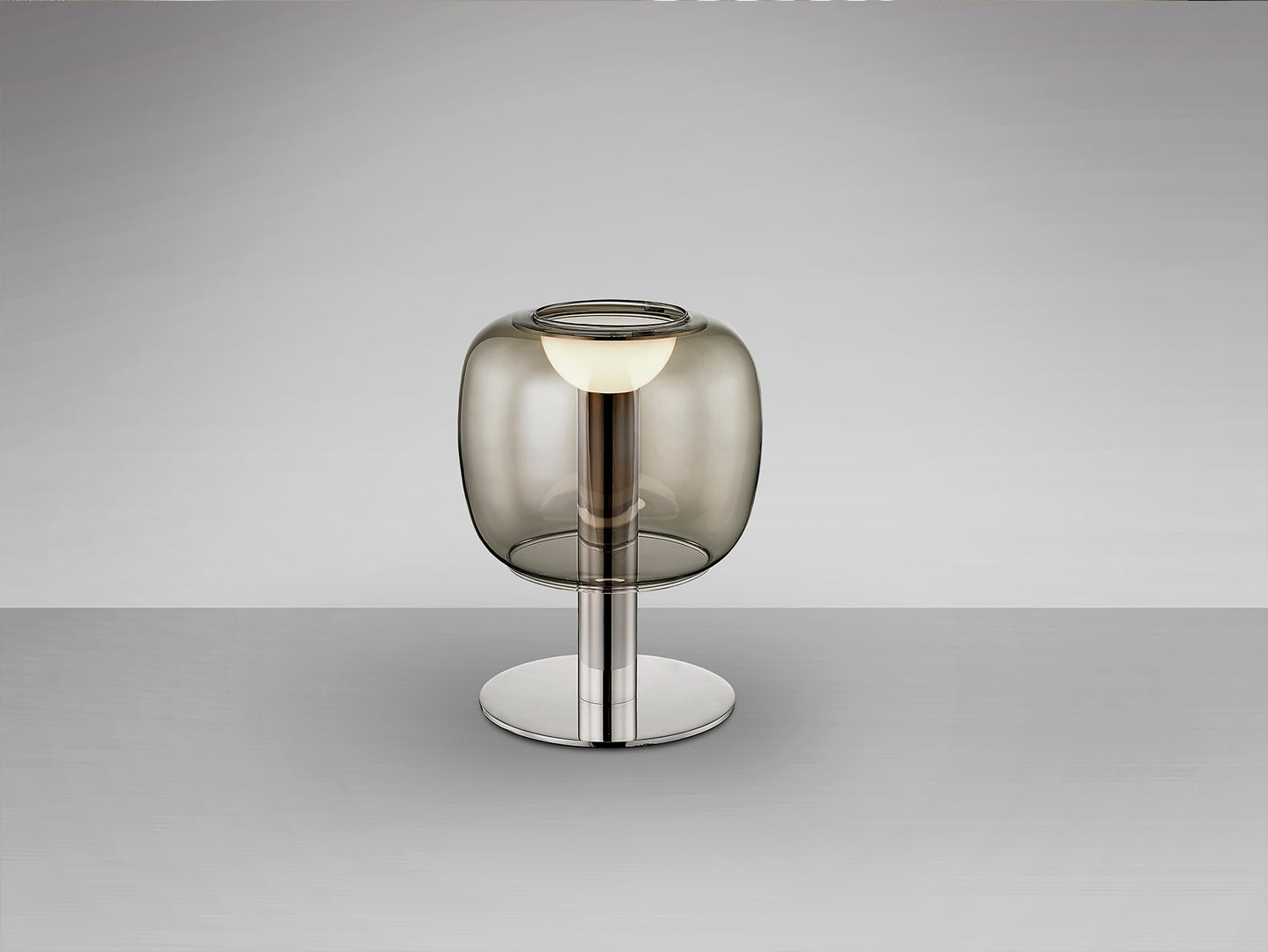 Lámpara de sobremesa ICON cromo y smoke de Schuller en salón moderno con iluminación LED, diseño minimalista de cristal y metal, ideal para dormitorio. Modelo 209212.