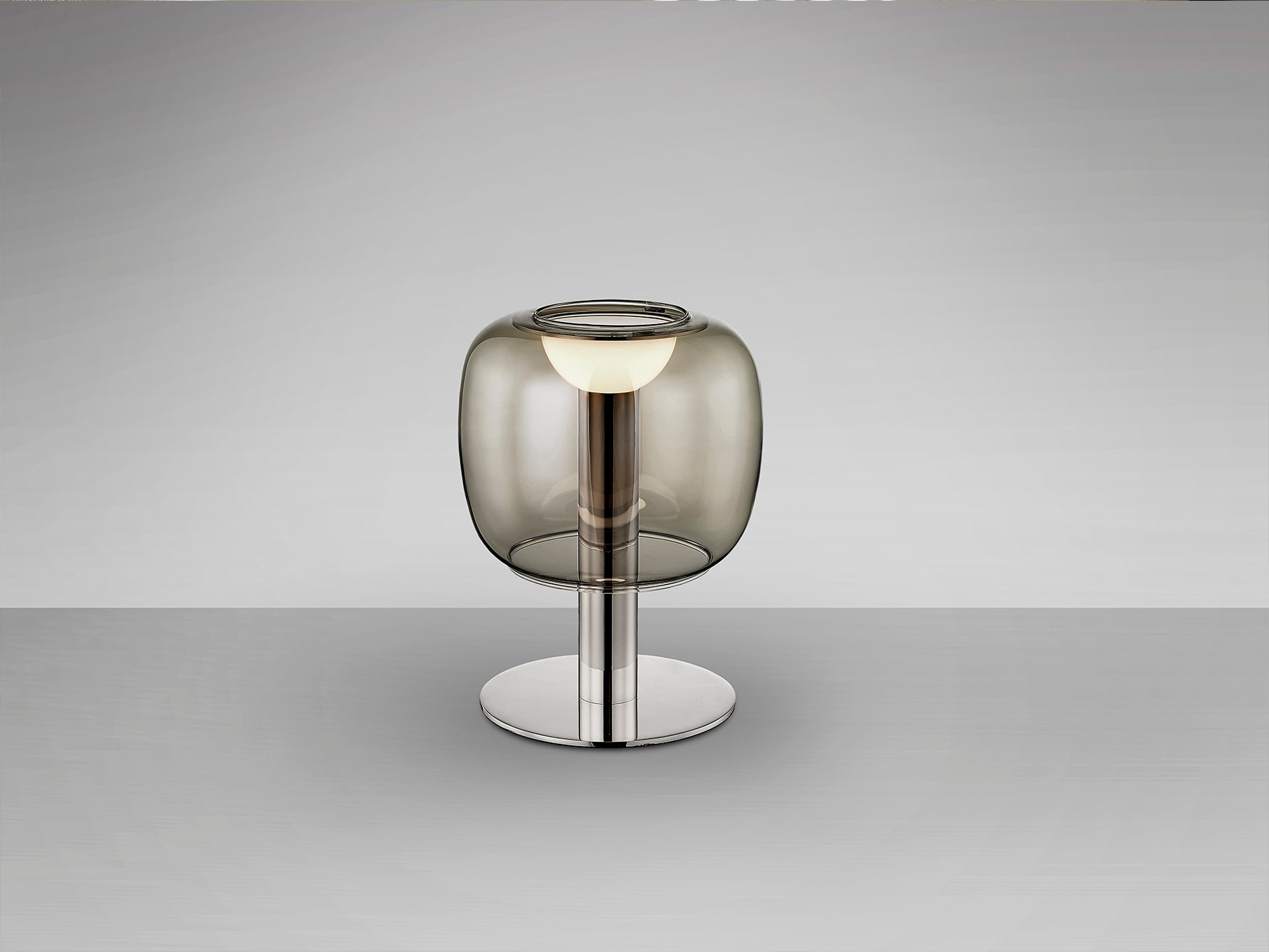 Lámpara de sobremesa ICON cromo y smoke de Schuller en salón moderno con iluminación LED, diseño minimalista de cristal y metal, ideal para dormitorio. Modelo 209212.