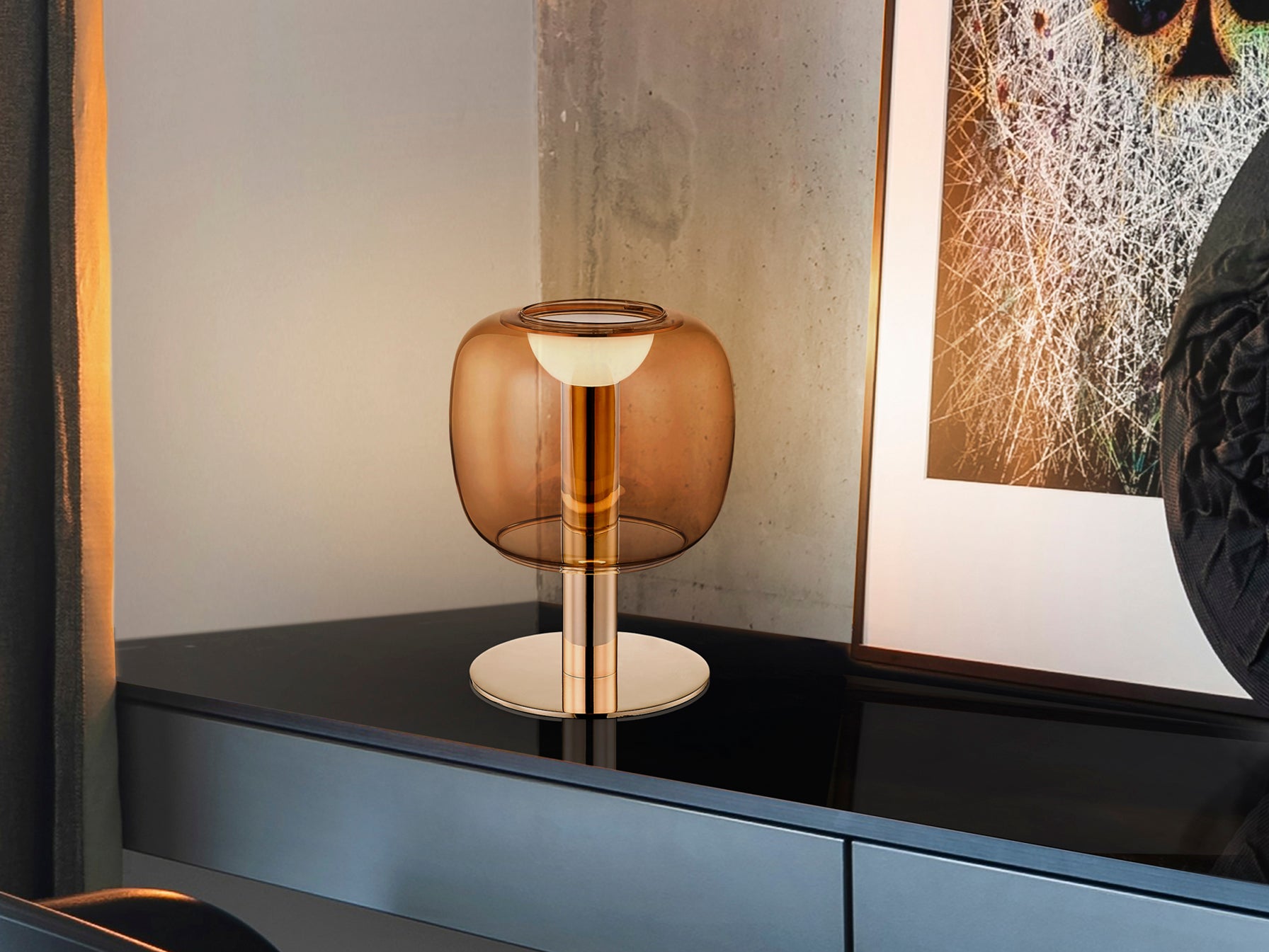 Lámpara de sobremesa Icon oro y ámbar de Schuller, diseño elegante para salón, cristal y metal dorado