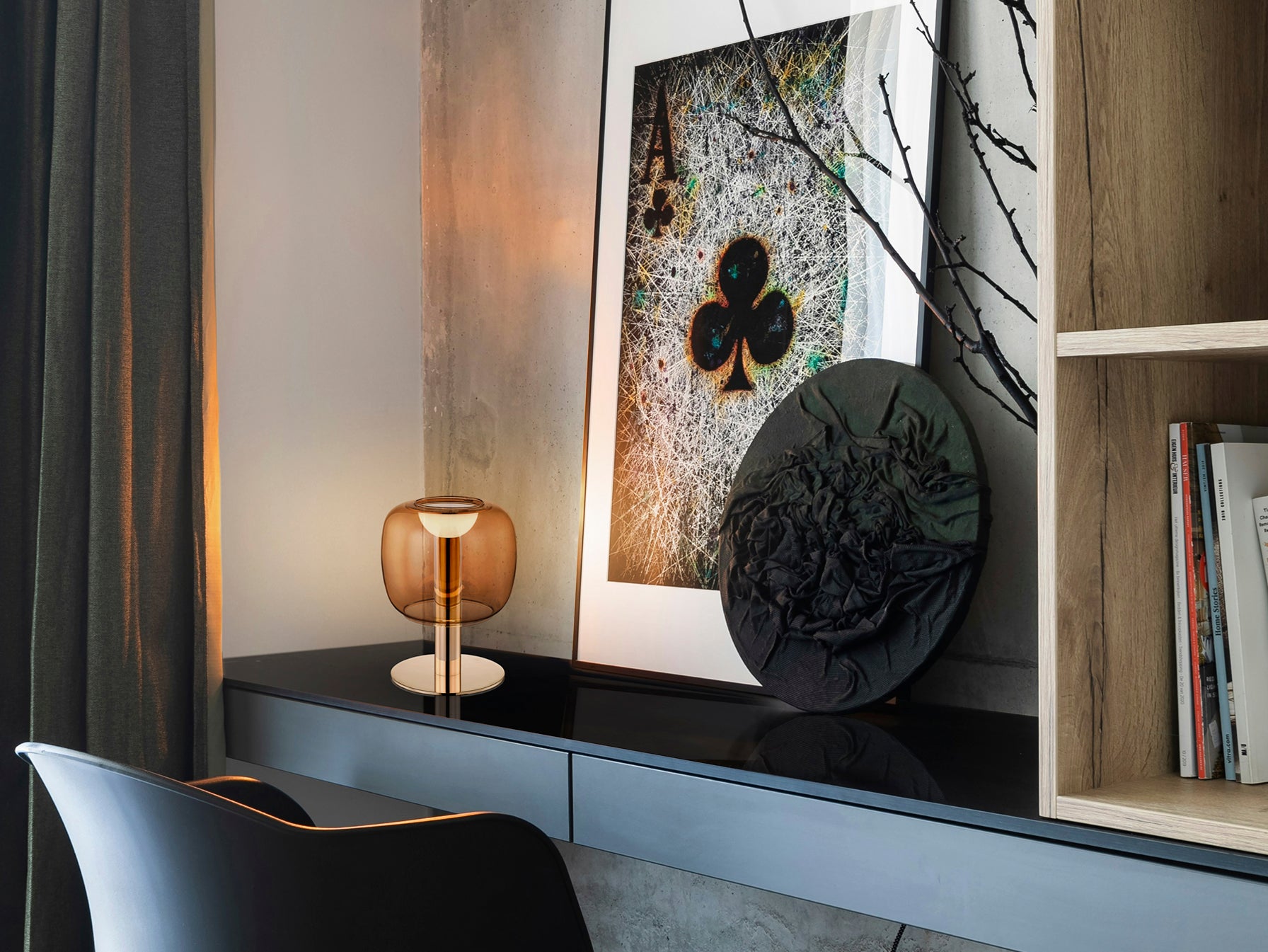 Lámpara de sobremesa Icon oro y ámbar de Schuller, diseño moderno con base de metal dorado y pantalla de cristal ámbar, ideal para salón.