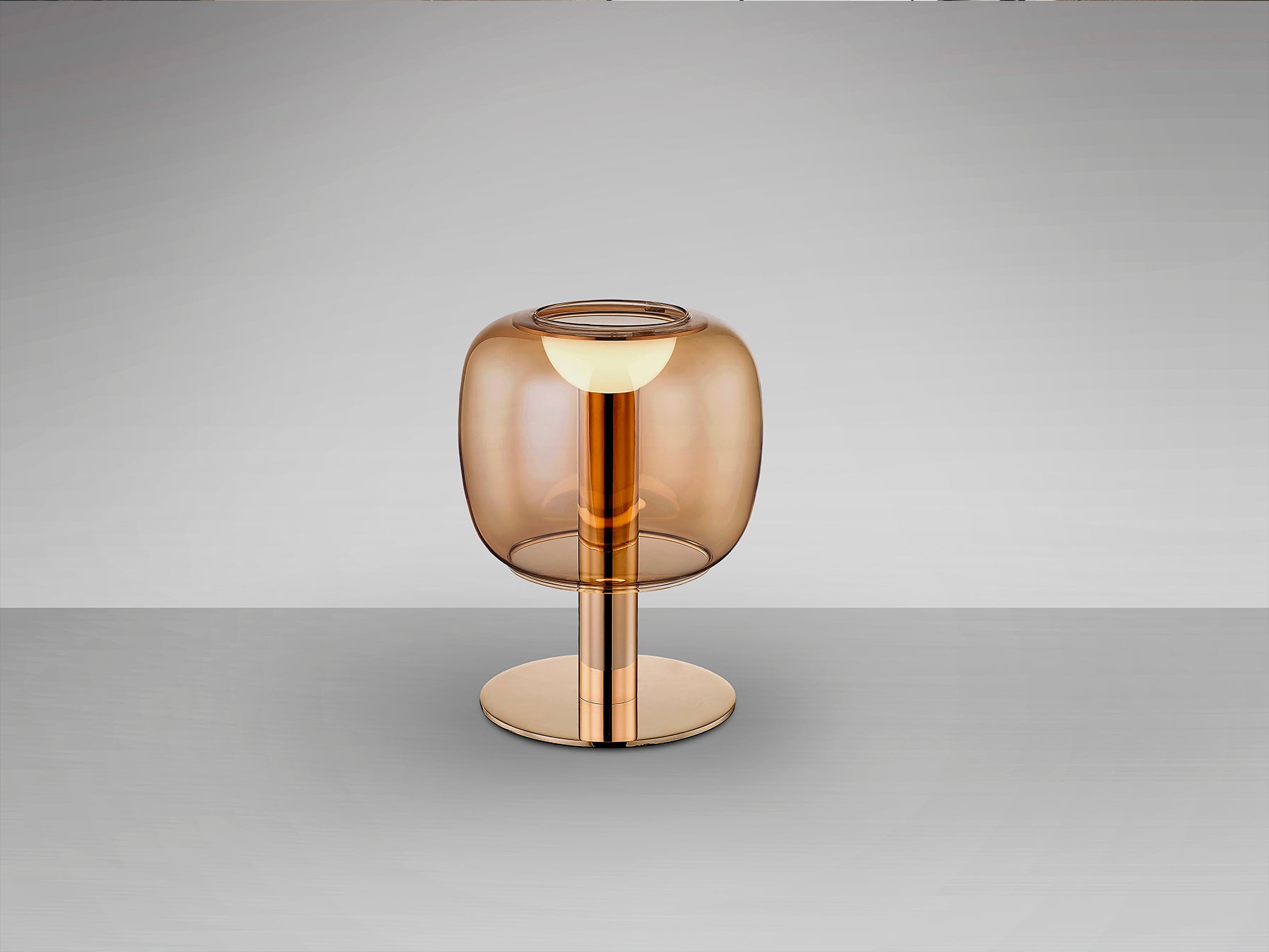Lámpara de sobremesa Icon oro y ámbar de Schuller, diseño elegante con cristal y metal, ideal para salón.