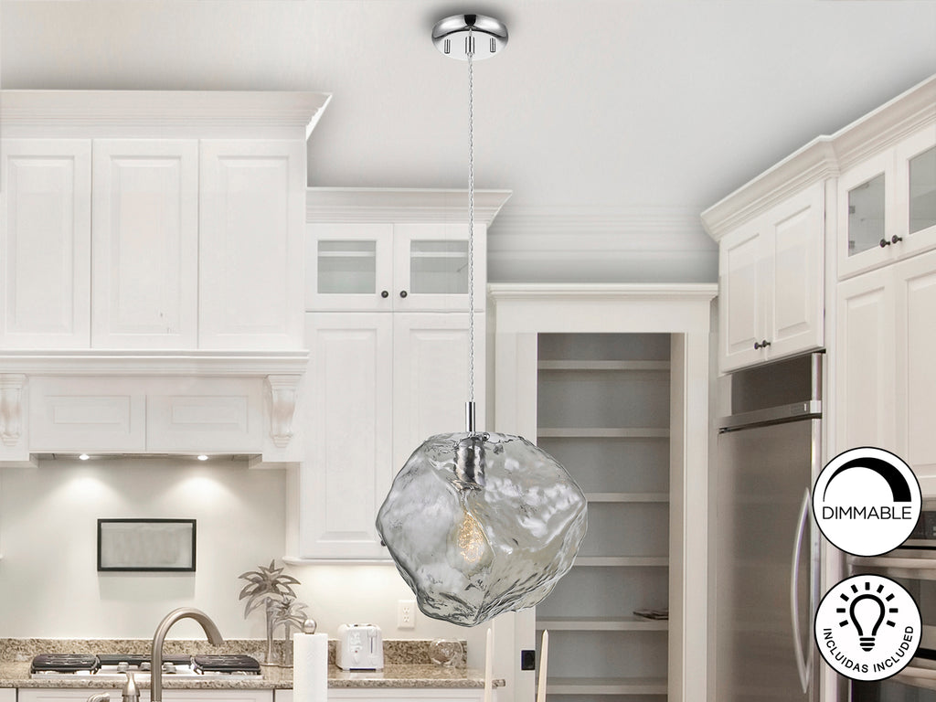 Lámpara de techo Petra cromada smoke colgando en un comedor moderno, marca Schuller, regulable en altura, con detalles de cristal, ideal para salón.