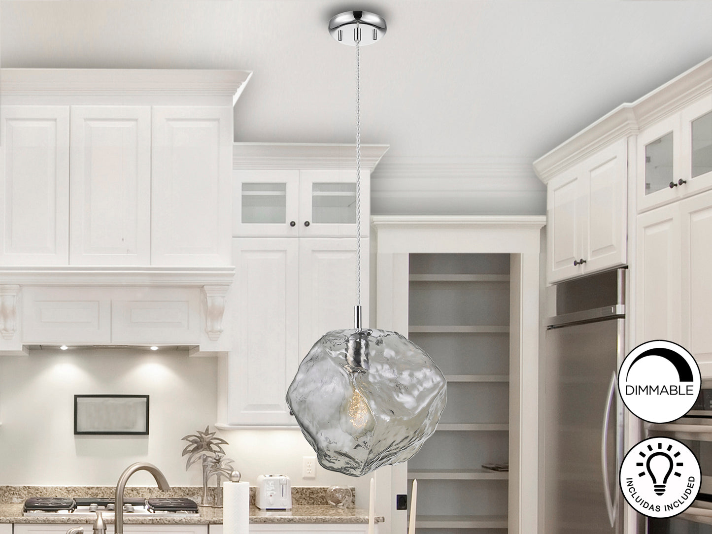 Lámpara de techo Petra cromada smoke colgando en un comedor moderno, marca Schuller, regulable en altura, con detalles de cristal, ideal para salón.