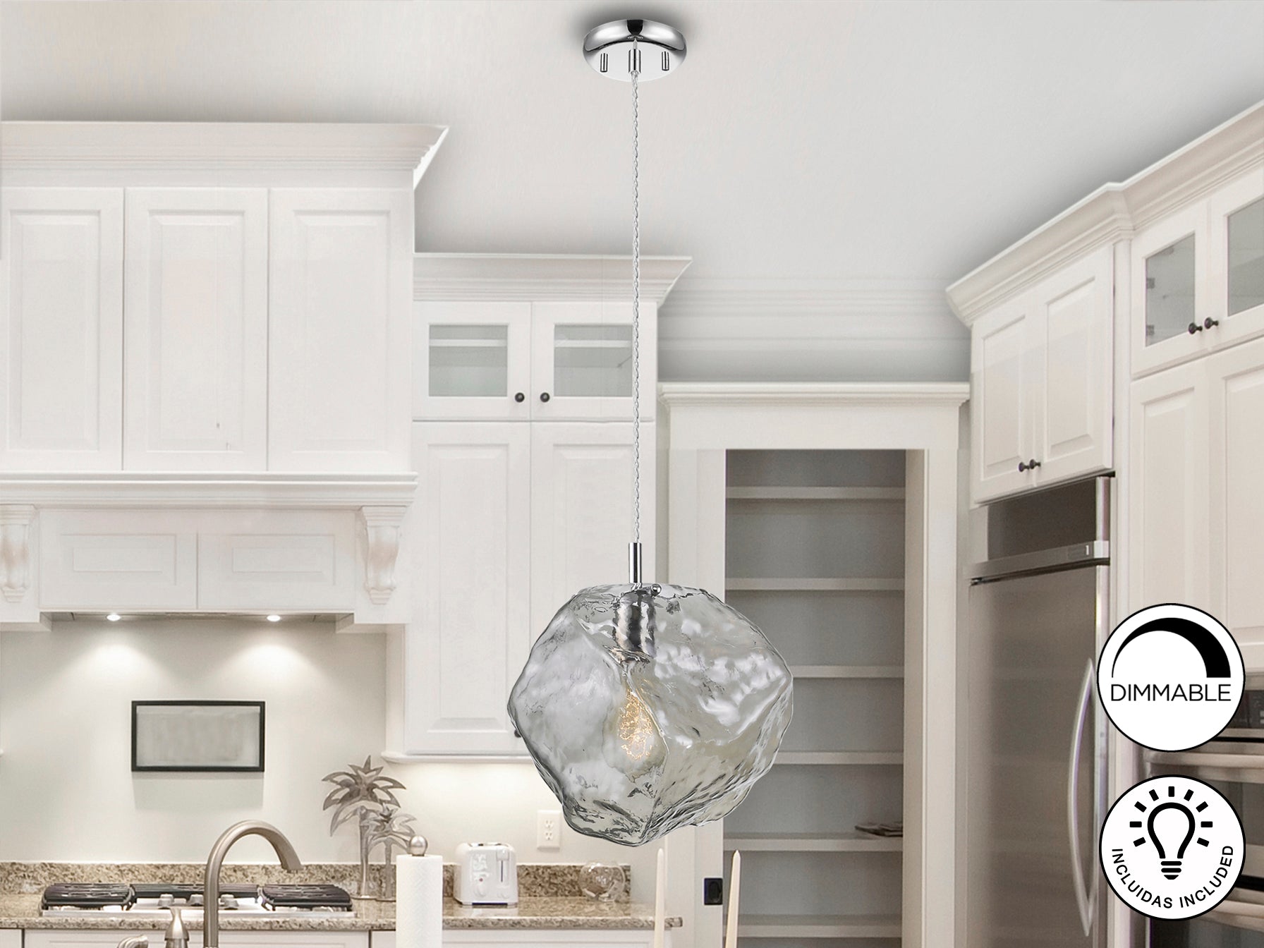 Lámpara de techo Petra cromada smoke colgando en un comedor moderno, marca Schuller, regulable en altura, con detalles de cristal, ideal para salón.