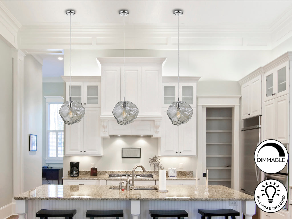 Lámpara de techo Petra cromado smoke colgando en un comedor moderno, regulable en altura, de la marca Schuller, con detalles de cristal. Ideal para salones.