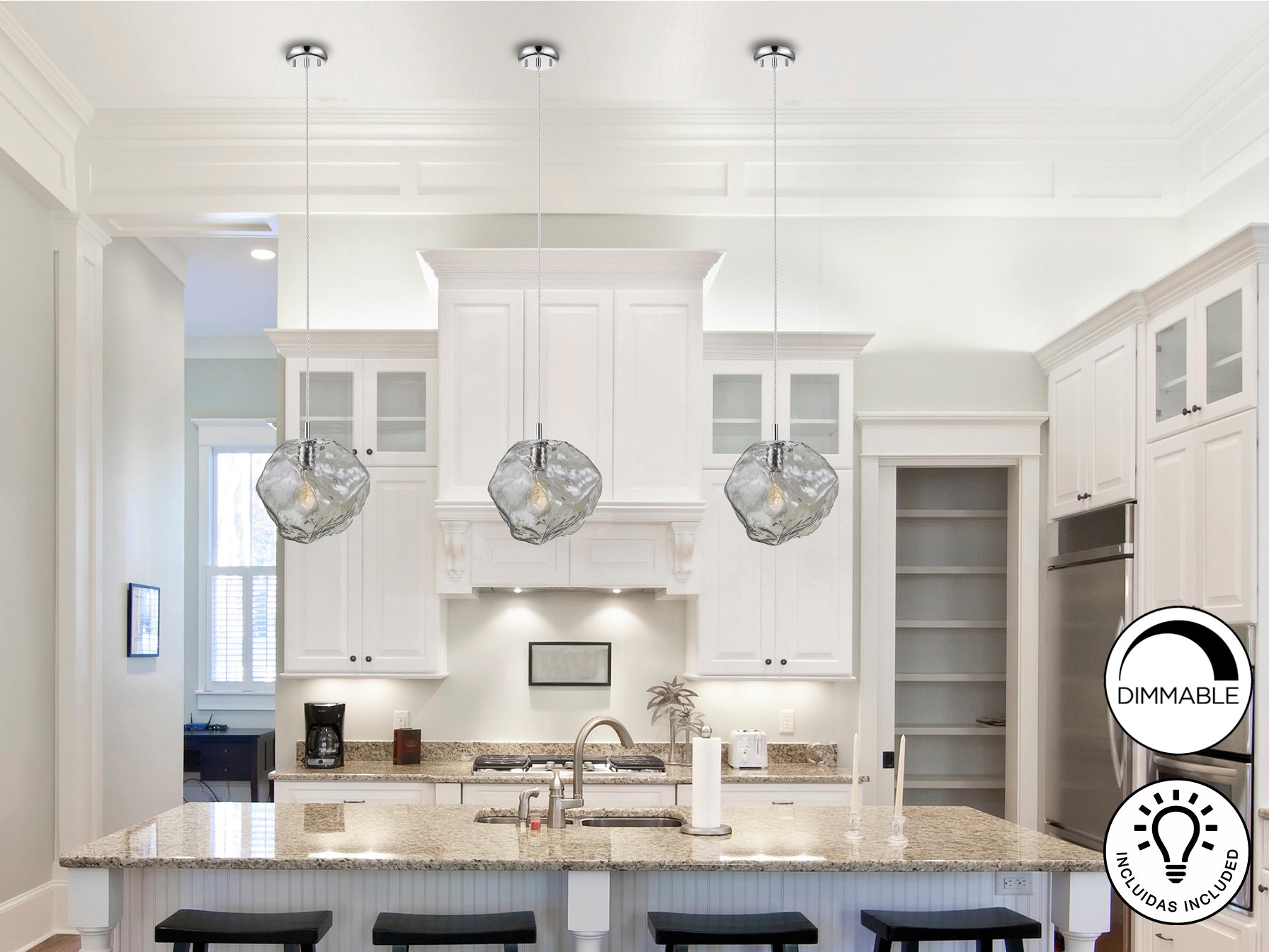 Lámpara de techo Petra cromado smoke colgando en un comedor moderno, regulable en altura, de la marca Schuller, con detalles de cristal. Ideal para salones.