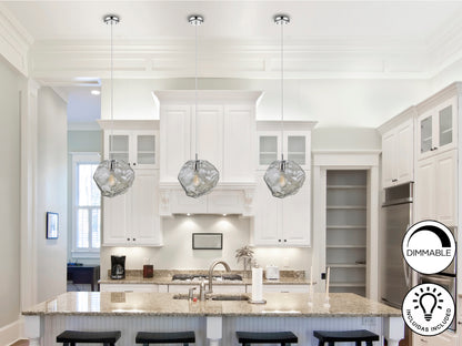 Lámpara de techo Petra cromado smoke colgando en un comedor moderno, regulable en altura, de la marca Schuller, con detalles de cristal. Ideal para salones.