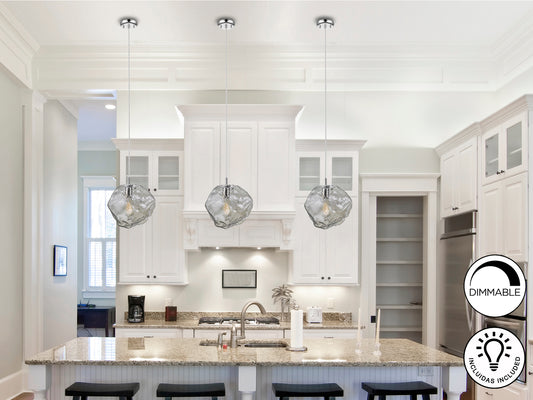 Lámpara de techo Petra cromado smoke colgando en un comedor moderno, regulable en altura, de la marca Schuller, con detalles de cristal. Ideal para salones.