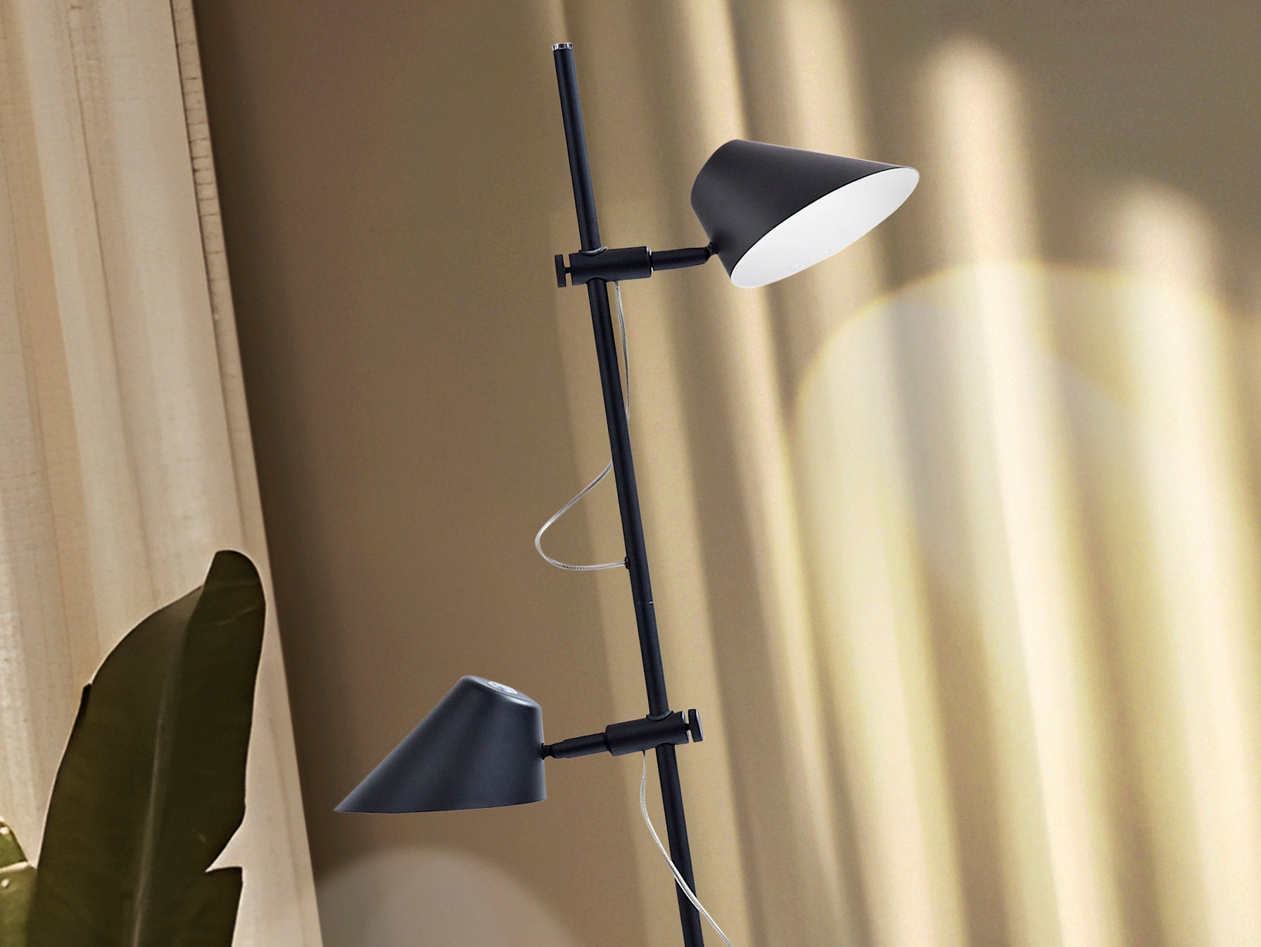 Lámpara de pie Esino 2L negra mate para salón o dormitorio, diseño moderno e industrial con LED integrado, dimable y control remoto | Schuller 215572