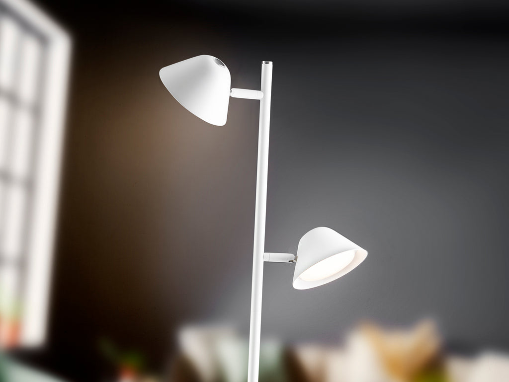 Lámpara de pie Taros 2L blanco mate de Schuller en salón moderno con LED integrado y control remoto, regulable.