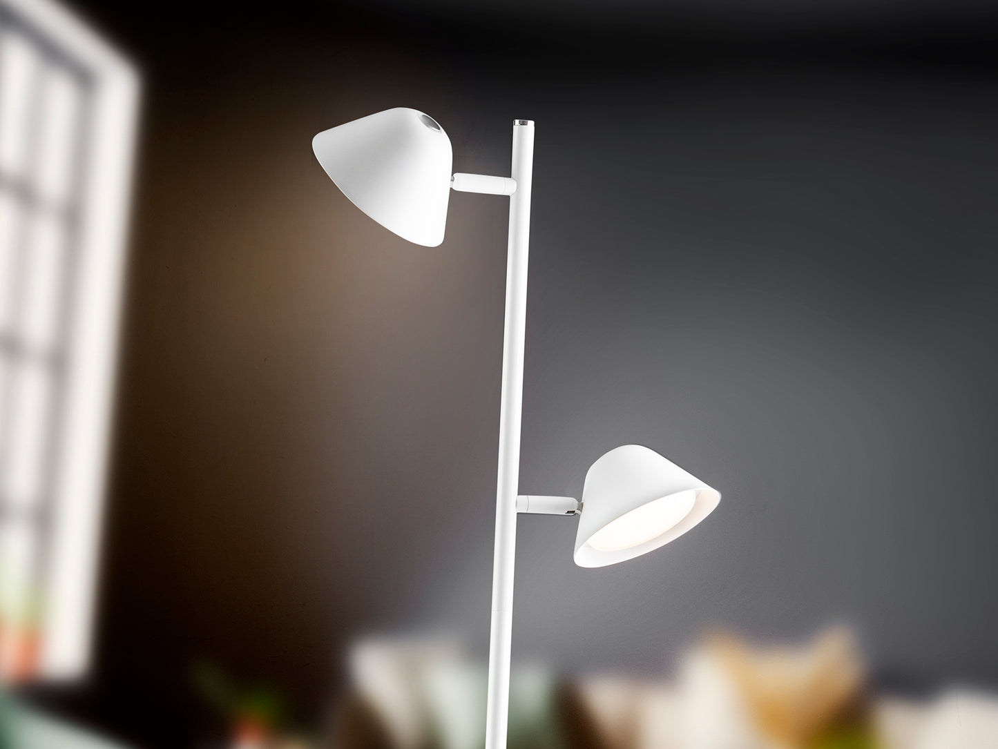 Lámpara de pie Taros 2L blanco mate de Schuller en salón moderno con LED integrado y control remoto, regulable.