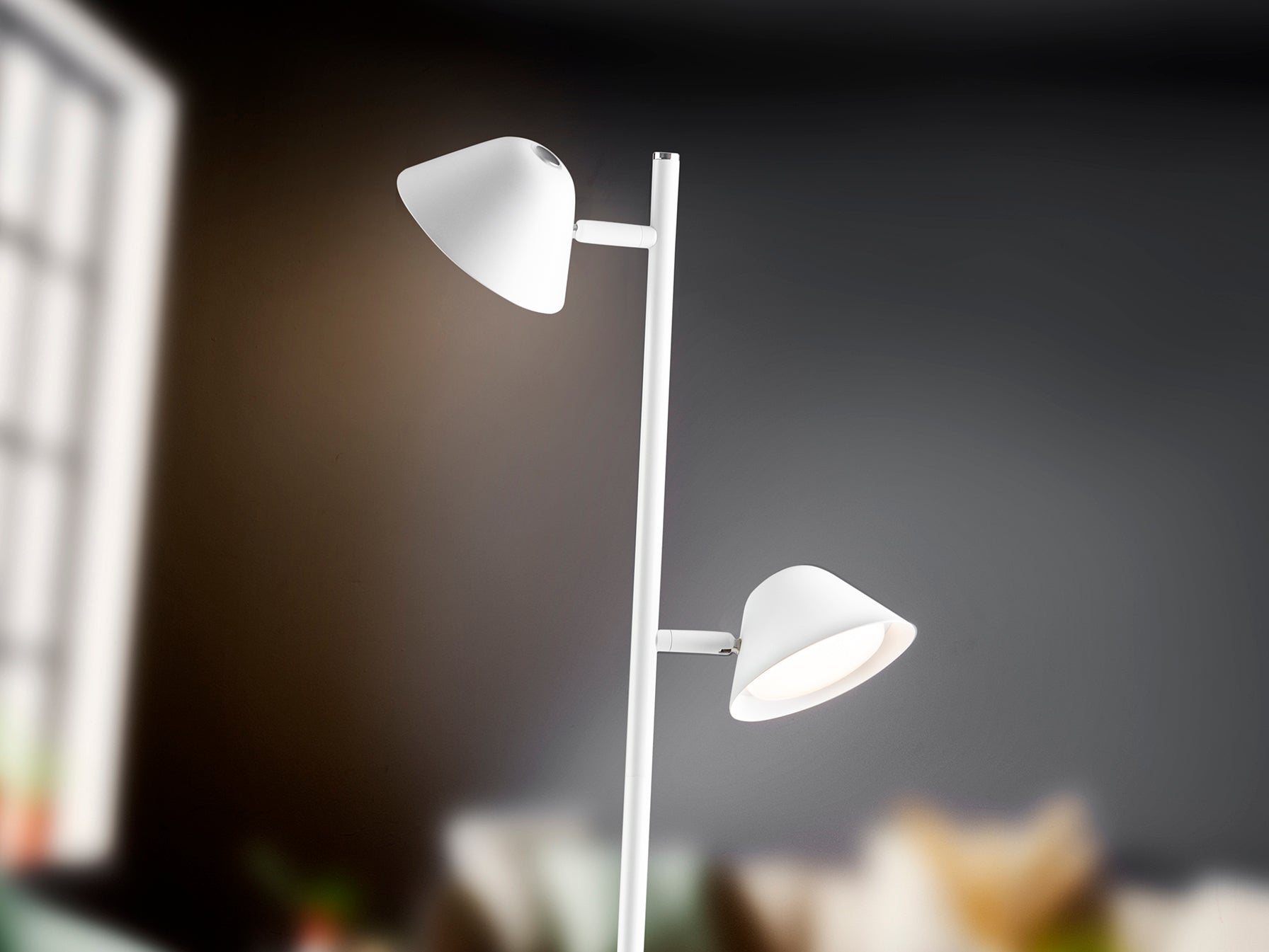 Lámpara de pie Taros 2L blanco mate de Schuller en salón moderno con LED integrado y control remoto, regulable.