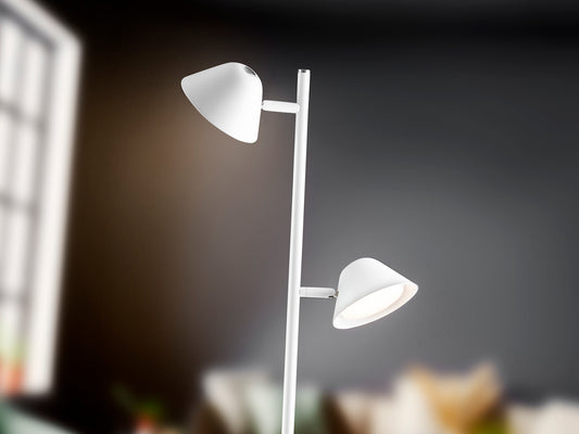 Lámpara de pie Taros 2L blanco mate de Schuller en salón moderno con LED integrado y control remoto, regulable.