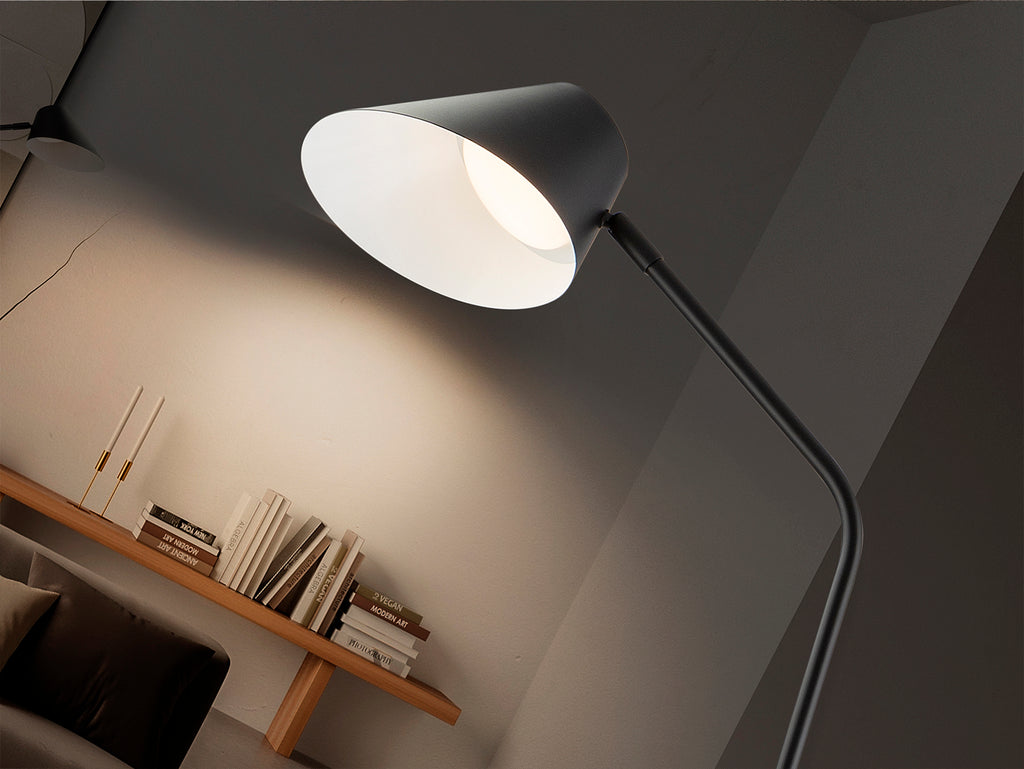 Lámpara de pie Esino negra mate con control remoto, LED regulable y diseño moderno de metal para salón | Schuller 215732