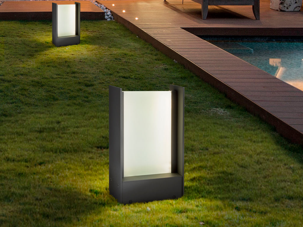 Baliza exterior MATIA en gris oscuro de Schuller, diseño minimalista moderno para jardín y terraza.