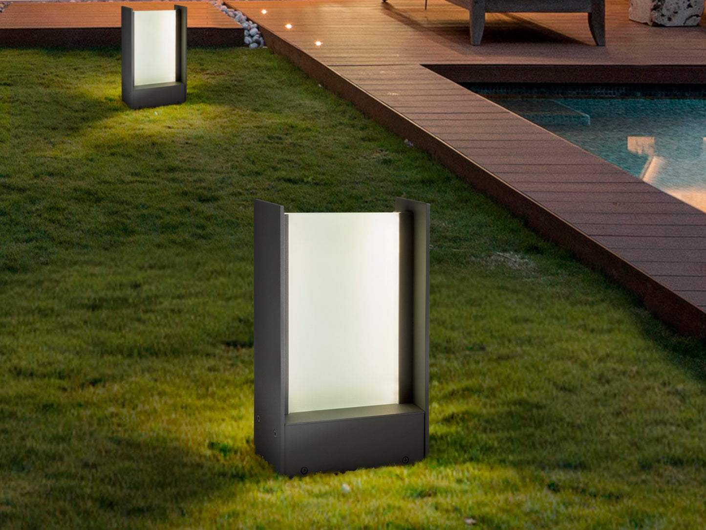 Baliza exterior MATIA en gris oscuro de Schuller, diseño minimalista moderno para jardín y terraza.