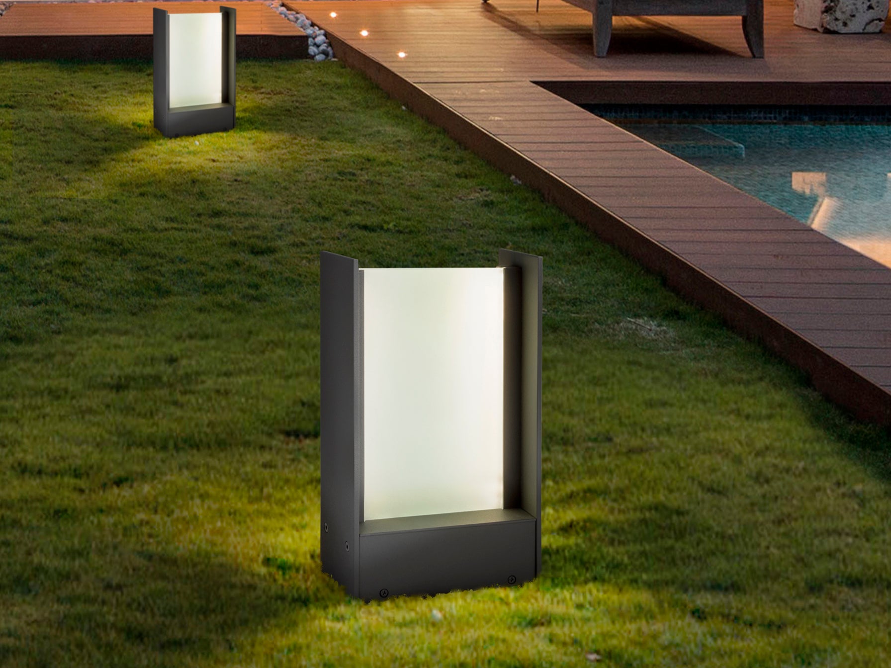 Baliza exterior MATIA en gris oscuro de Schuller, diseño minimalista moderno para jardín y terraza.