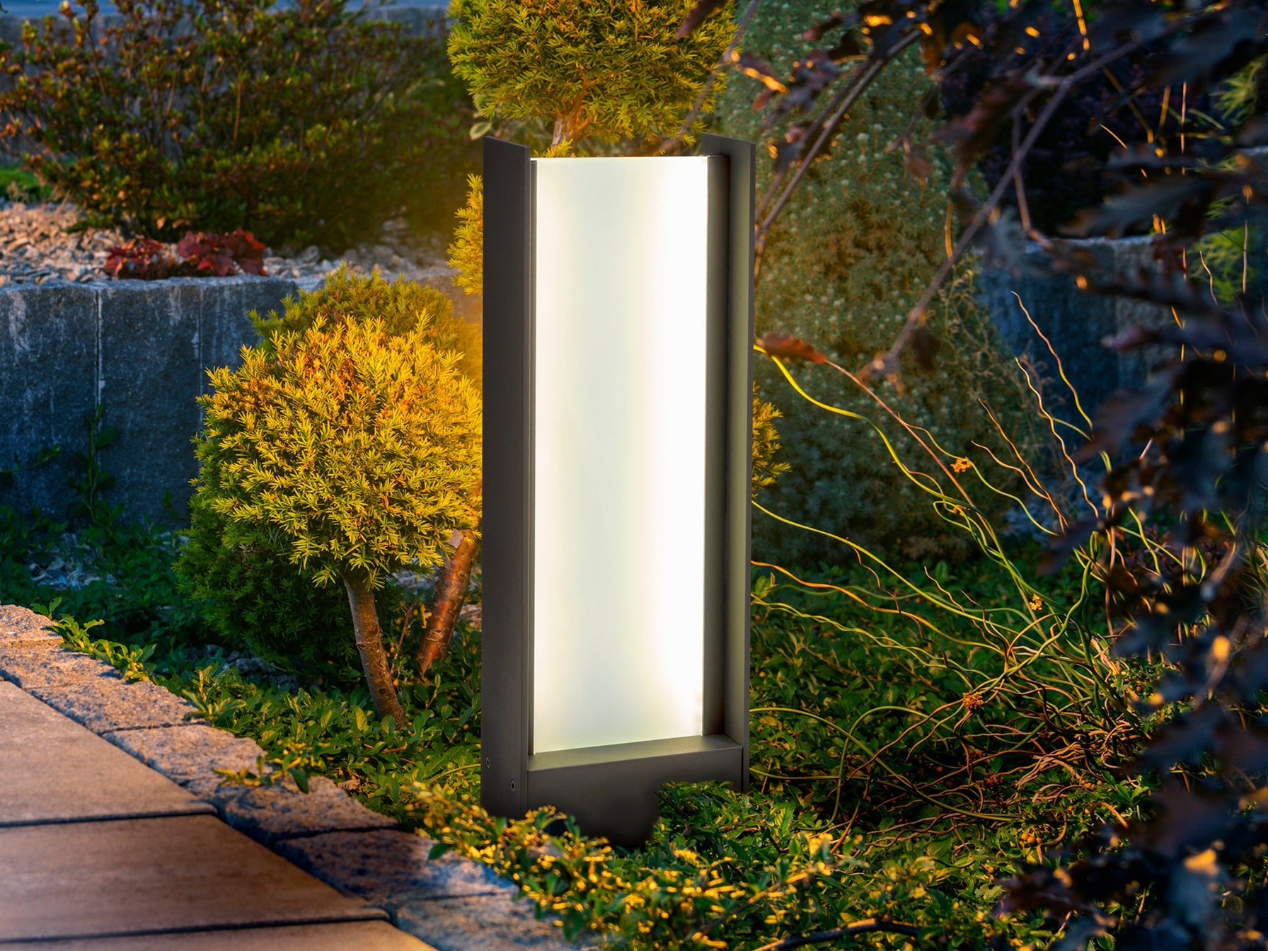 Baliza exterior MATIA gris oscuro de Schuller, iluminación moderna en aluminio para jardín y terraza.