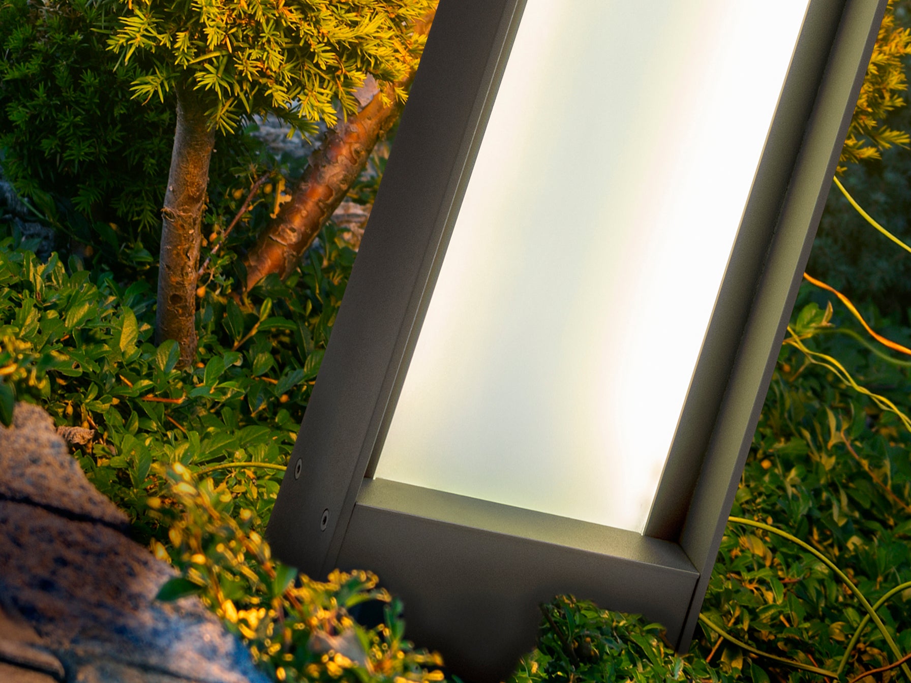 Baliza exterior MATIA en gris oscuro de Schuller, fabricada en aluminio para iluminación moderna en jardín y terraza.