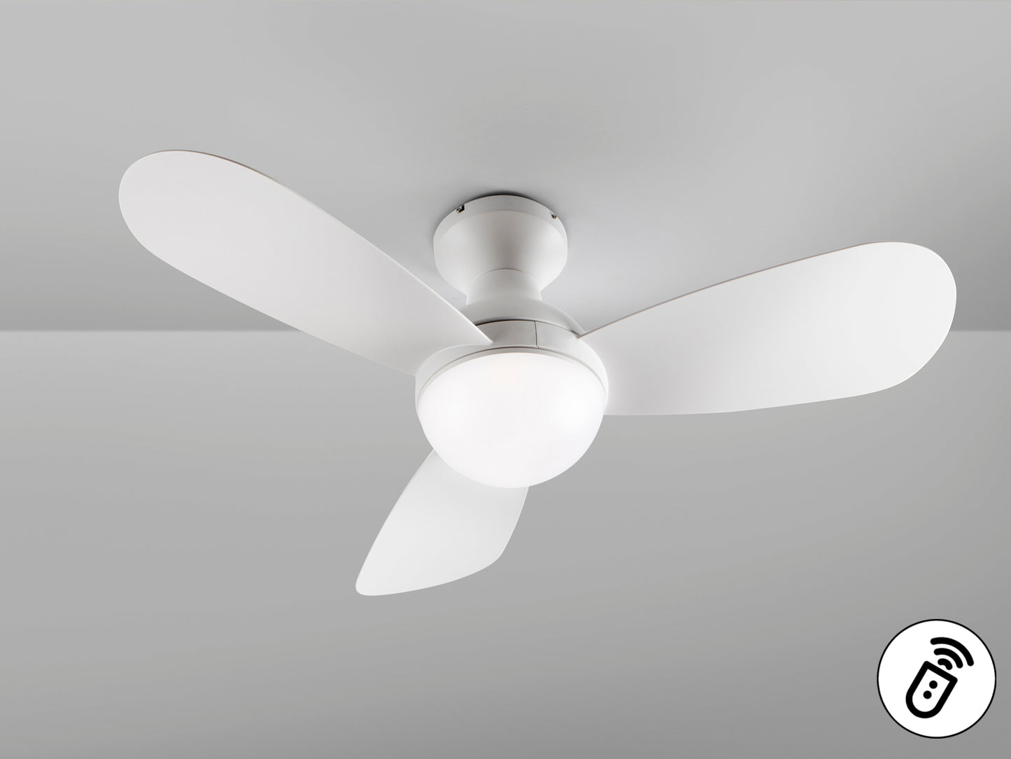 Ventilador de techo VITO blanco D117 de Schuller, diseño minimalista moderno en acrílico y metal para comedor o salón.