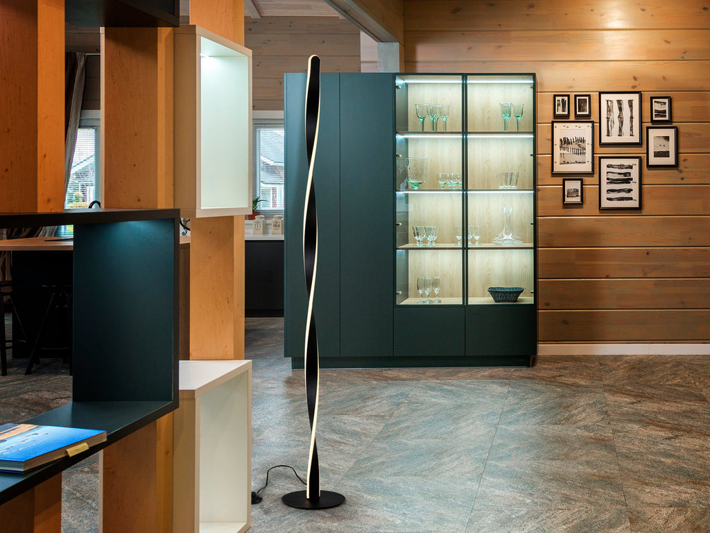 Lámpara de pie Twist negro mate Schuller, diseño moderno industrial para salón y dormitorio.