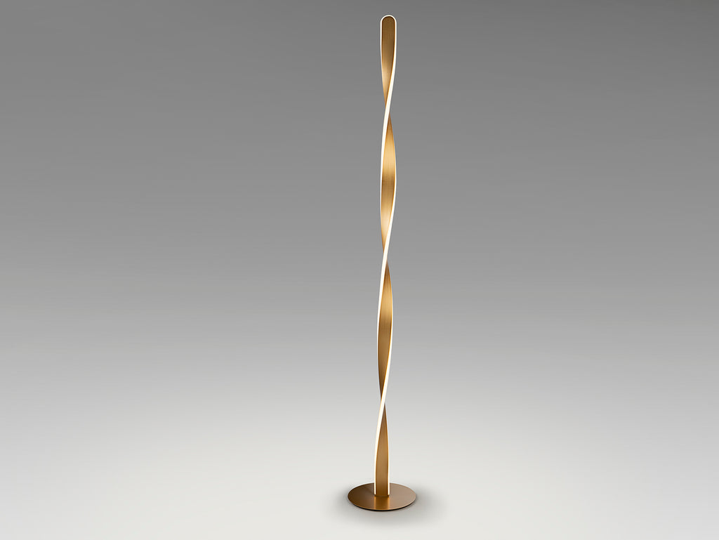 Lámpara de pie Twist en oro cepillado Schuller, diseño moderno e industrial sofisticado para salón y dormitorio.