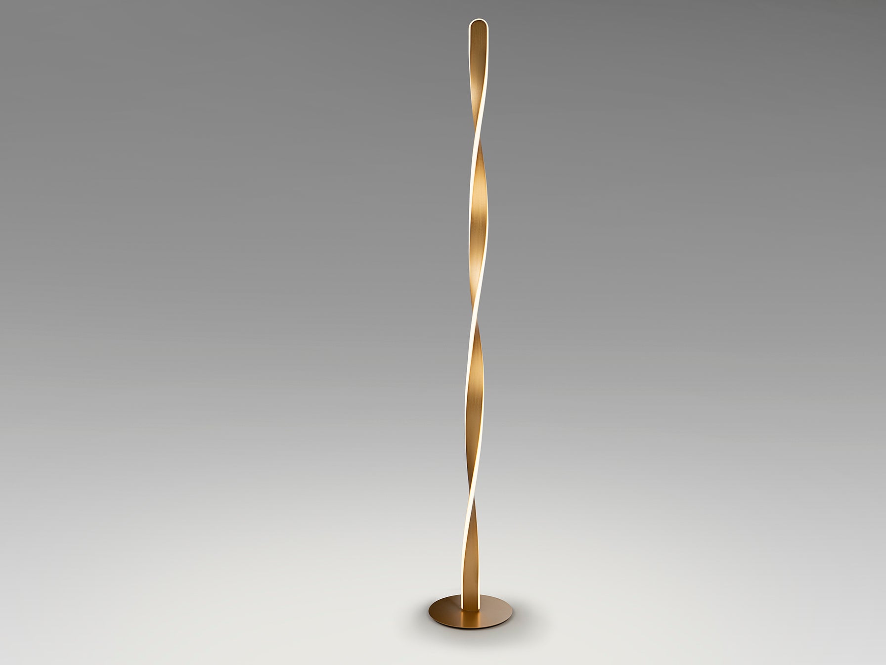 Lámpara de pie Twist en oro cepillado Schuller, diseño moderno e industrial sofisticado para salón y dormitorio.