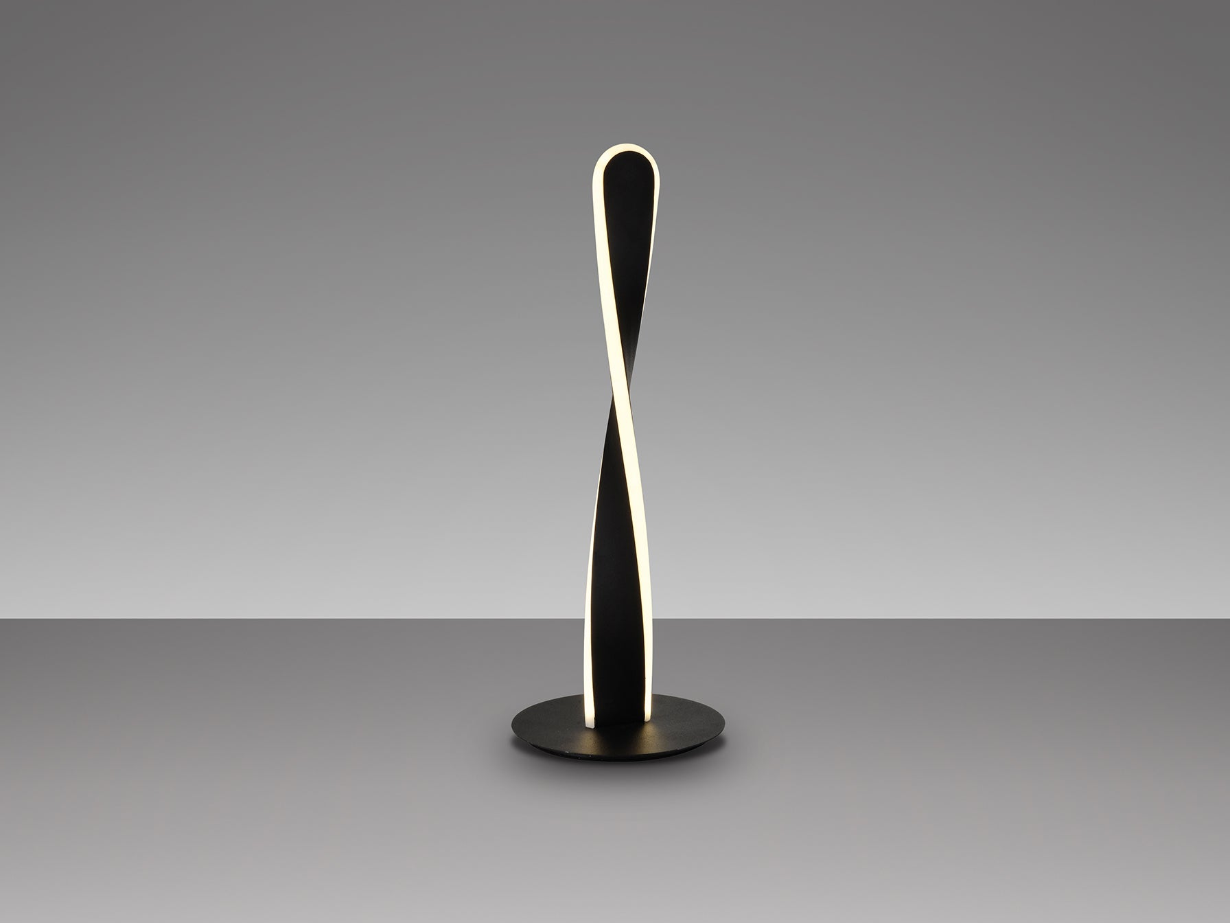 Lámpara de sobremesa Twist negro mate Schuller, diseño industrial moderno en metal, ideal para dormitorio, escritorio y salón.