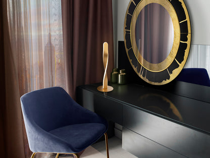 Lámpara de sobremesa Twist Oro Schuller, diseño moderno e industrial sofisticado en metal cepillado oro, ideal para dormitorio, escritorio y salón.