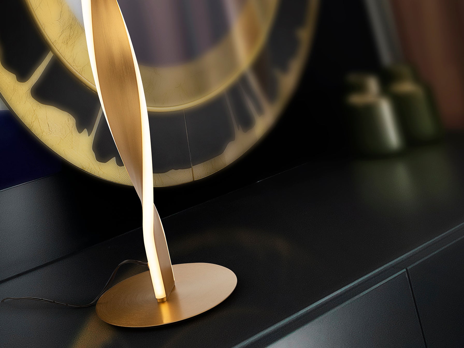 Lámpara de sobremesa Twist en oro cepillado de Schuller, diseño moderno e industrial sofisticado para dormitorio, escritorio y salón.