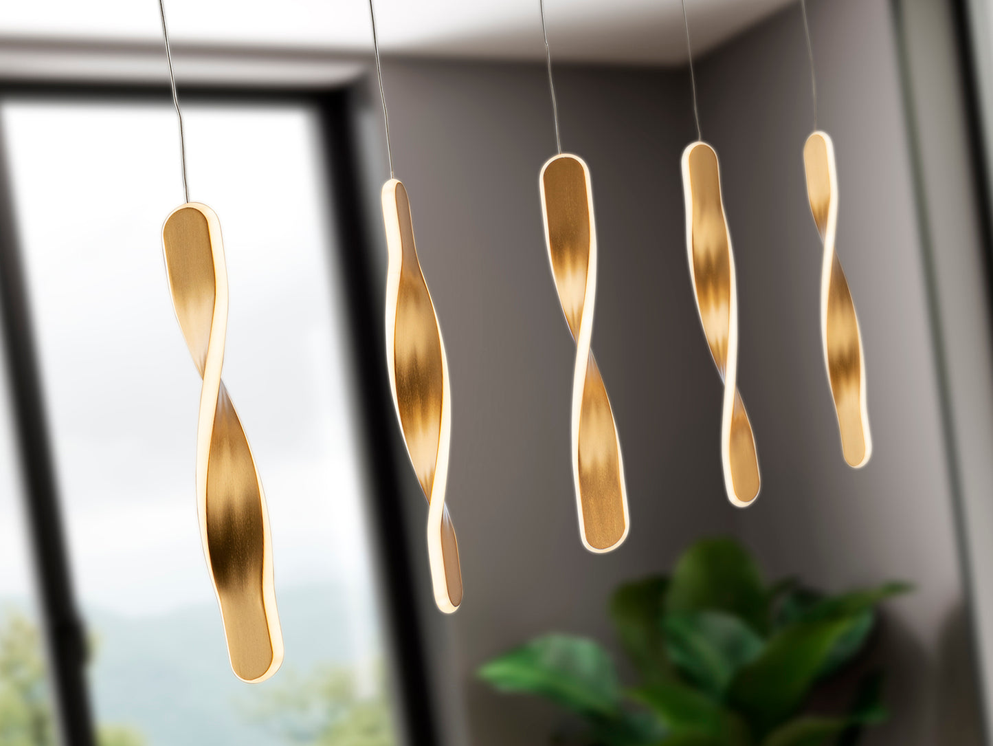 Lámpara de techo Twist 5 luces en oro cepillado, diseño moderno y lujoso de Schuller para comedor y salón.