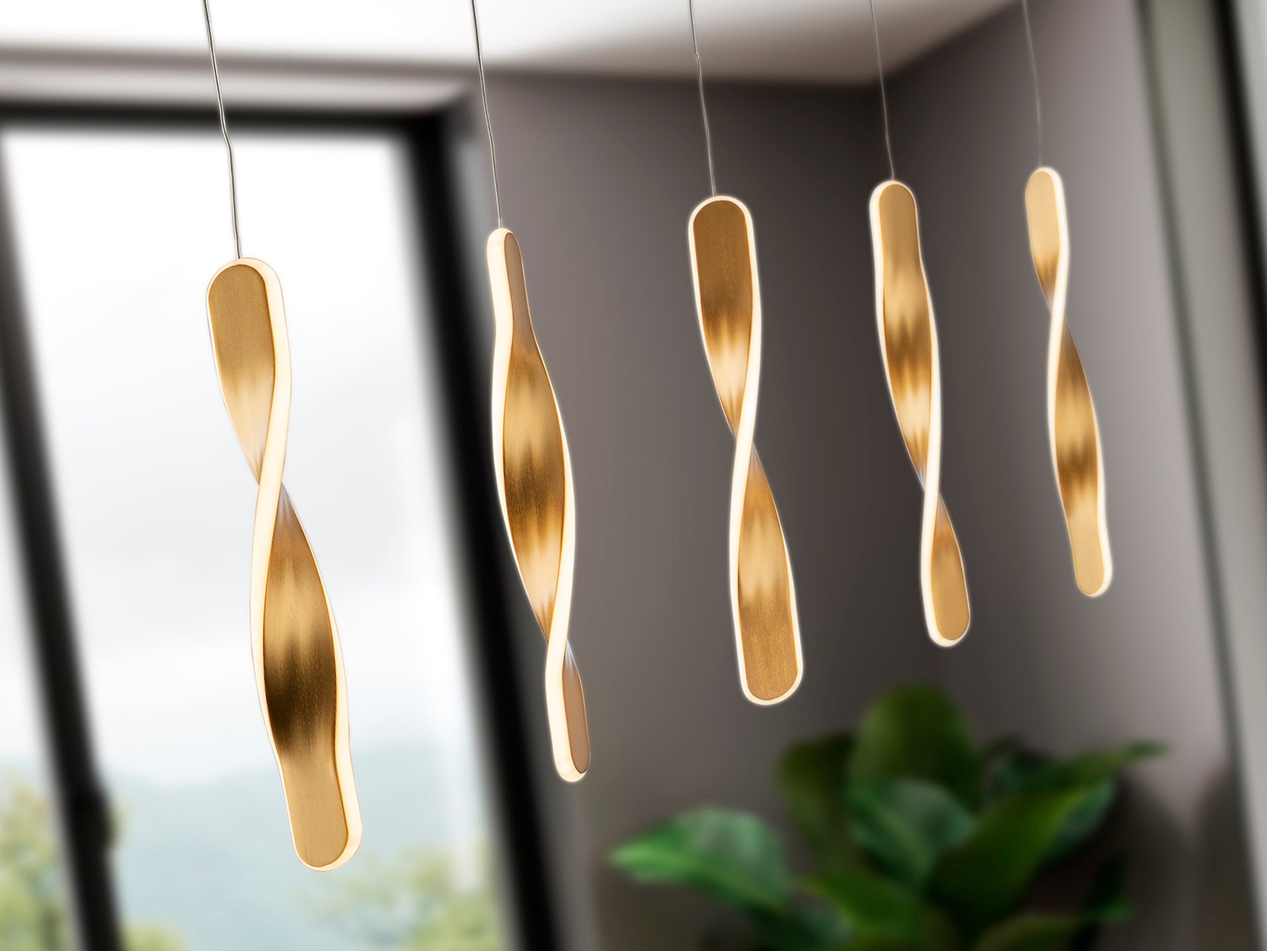 Lámpara de techo Twist 5 luces en oro cepillado, diseño moderno y lujoso de Schuller para comedor y salón.