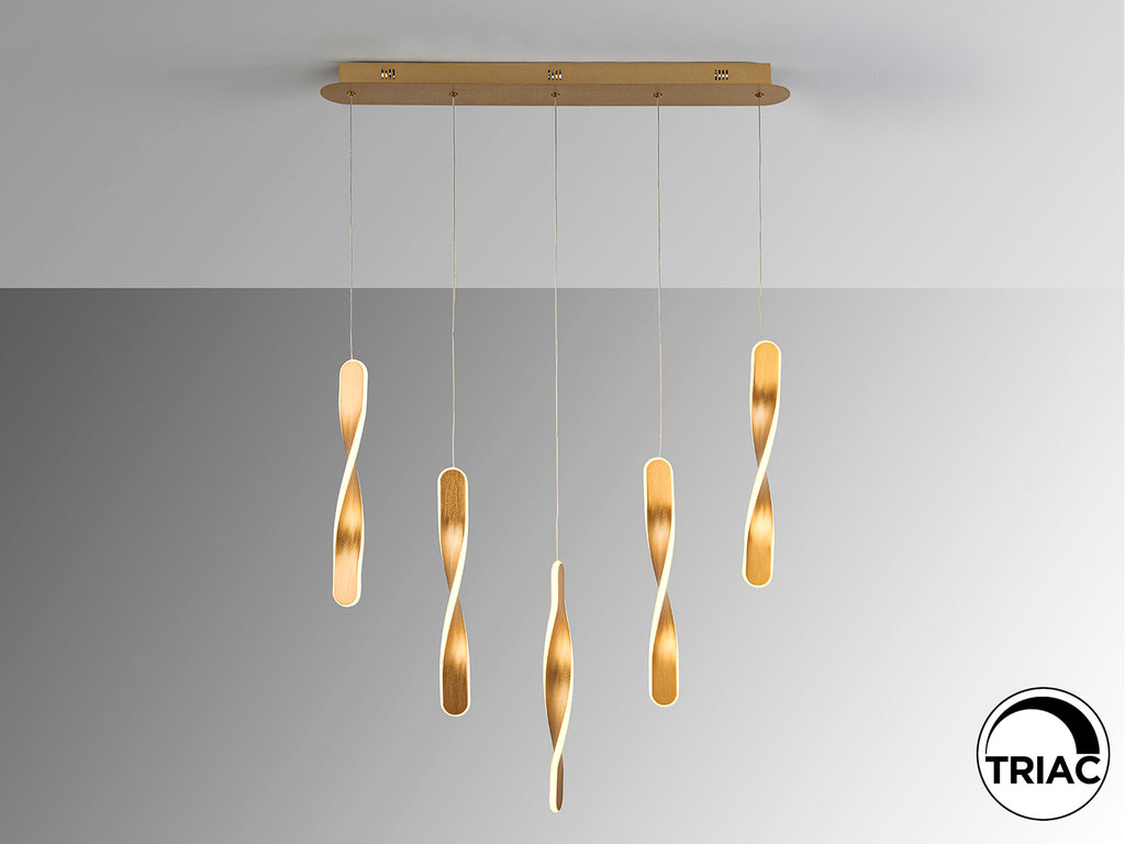 Lámpara de techo Twist 5L en oro cepillado de Schuller, diseño moderno y lujoso en metal, ideal para iluminación en comedor o salón.
