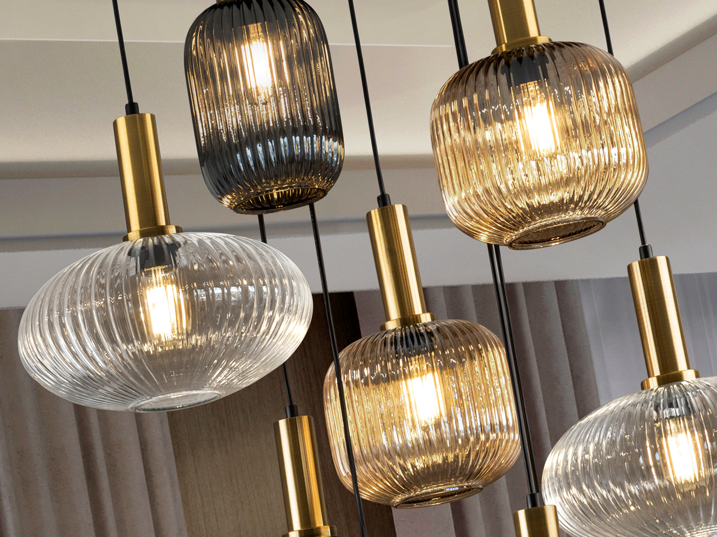 Lámpara de techo NORMA-LAMP 9L en negro y latón de Schuller, con 9 luces, diseño moderno e industrial sofisticado, regulable en altura, para comedor o salón.