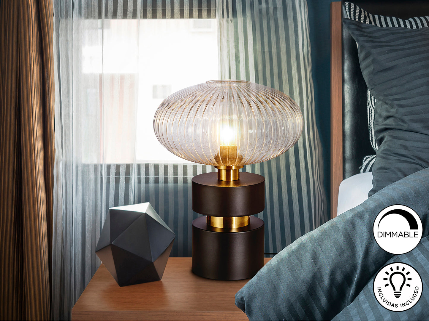 Lámpara de sobremesa Norma en negro y latón de Schuller, diseño industrial moderno con cristal, ideal para dormitorio o salón.