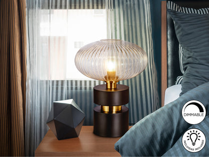 Lámpara de sobremesa Norma en negro y latón de Schuller, diseño industrial moderno con cristal, ideal para dormitorio o salón.