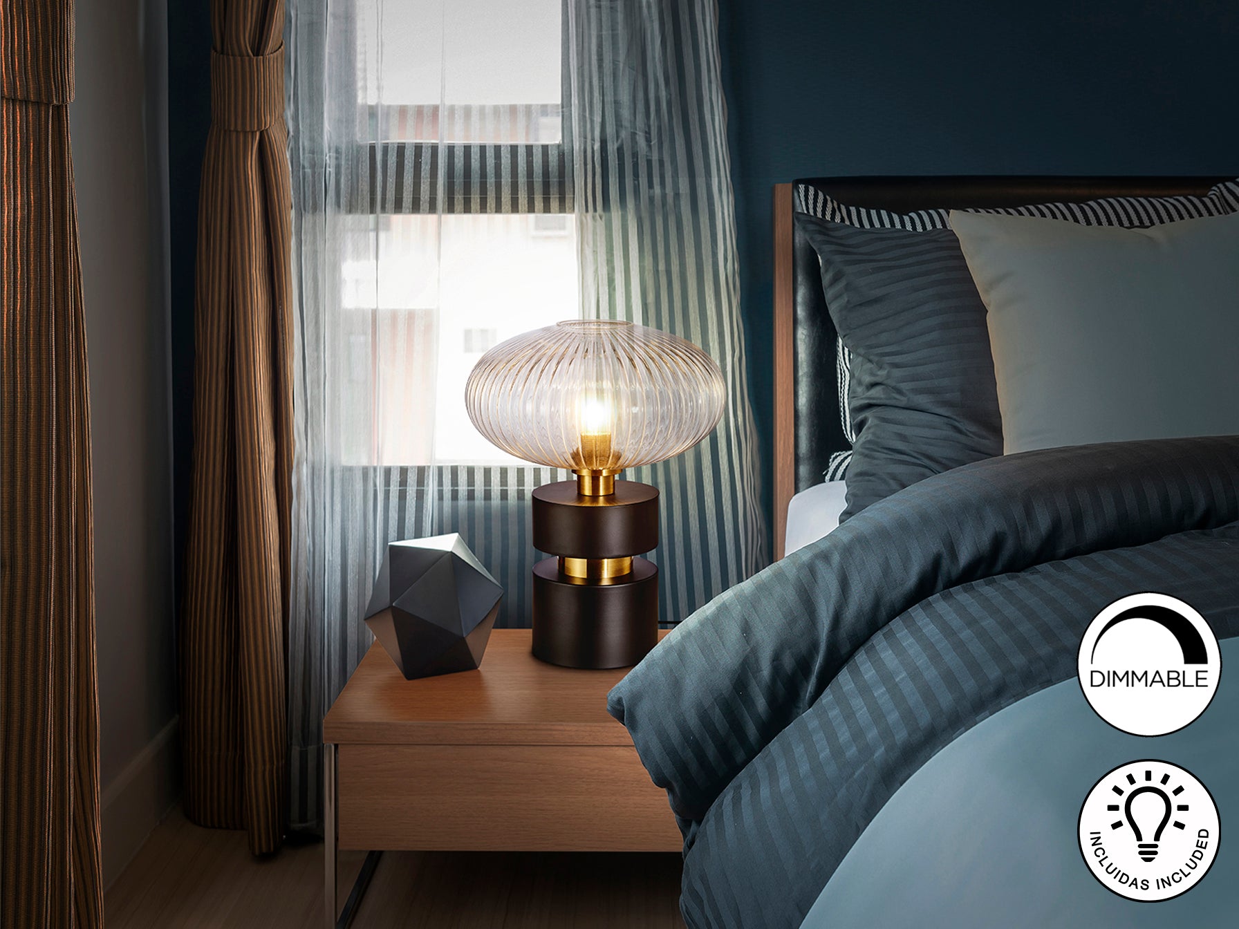 Lámpara de sobremesa Norma en negro y latón de Schuller, diseño industrial moderno para dormitorio o salón.