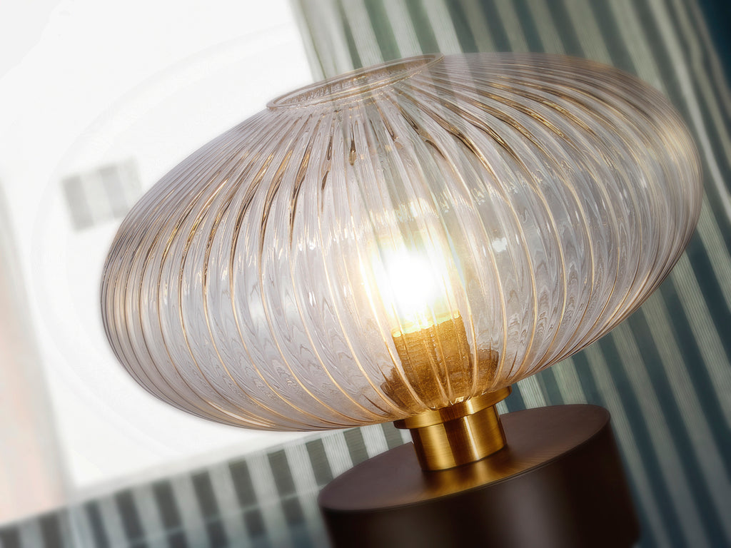 Lámpara de sobremesa Norma en negro y latón de Schuller, diseño industrial moderno con cristal, ideal para dormitorio o salón.