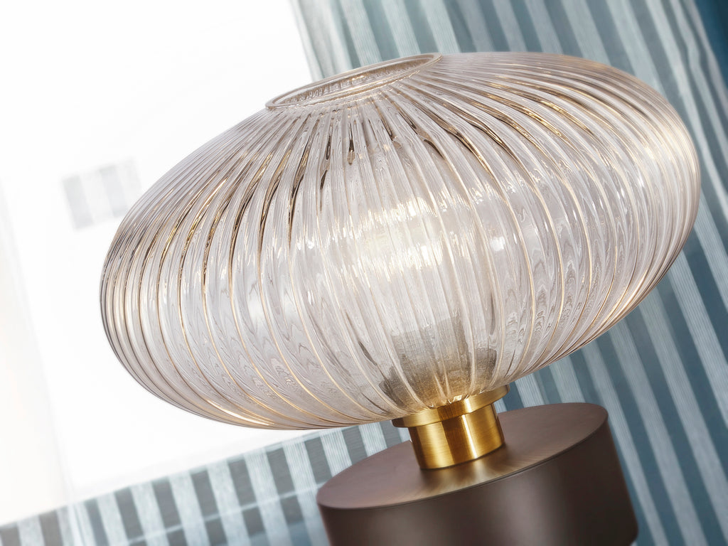 Lámpara de sobremesa Norma en negro y latón de Schuller, diseño industrial moderno con cristal, ideal para dormitorio o salón.