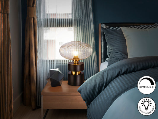 Lámpara de sobremesa Norma en negro y latón de Schuller, diseño industrial moderno para dormitorio o salón.