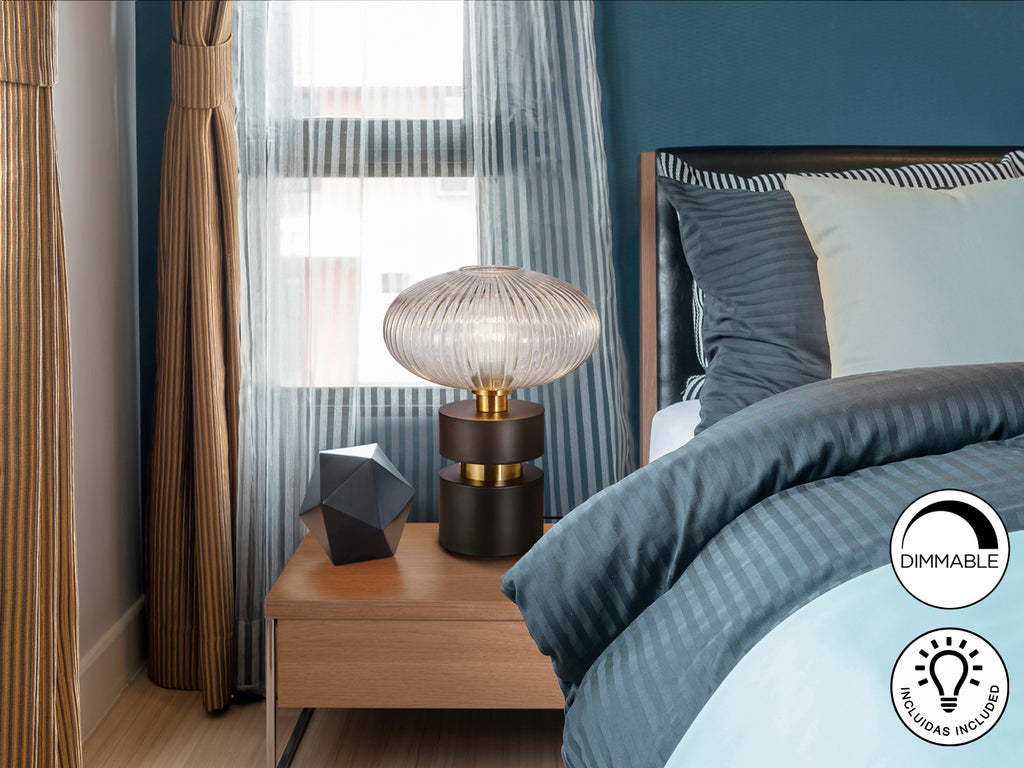 Lámpara de sobremesa Norma en negro y latón, diseño industrial moderno con cristal, de Schuller para dormitorio o salón.