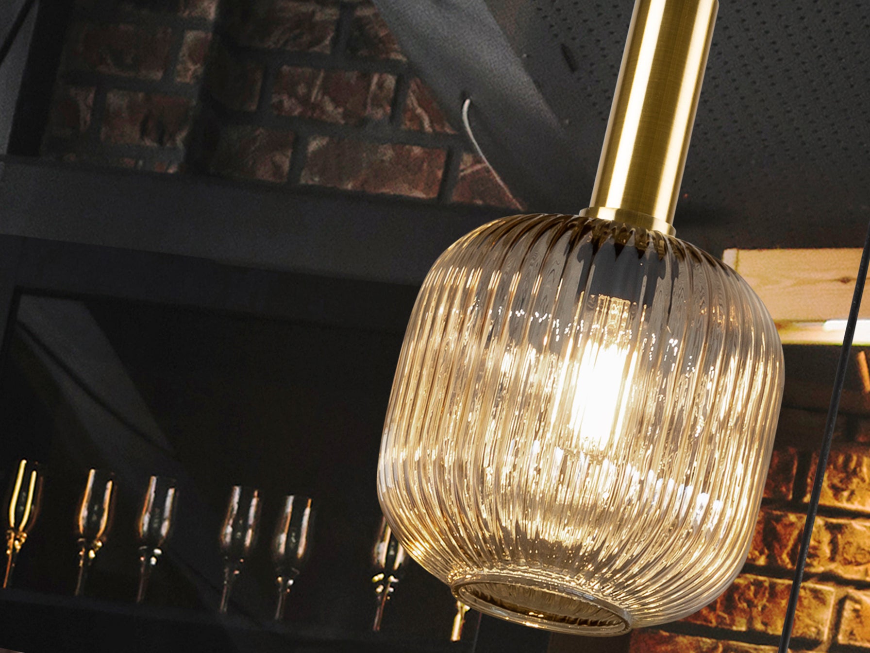 Lámpara de techo Norma en ámbar, negro y latón de Schuller, con cristal y metal, estilo industrial y altura regulable.