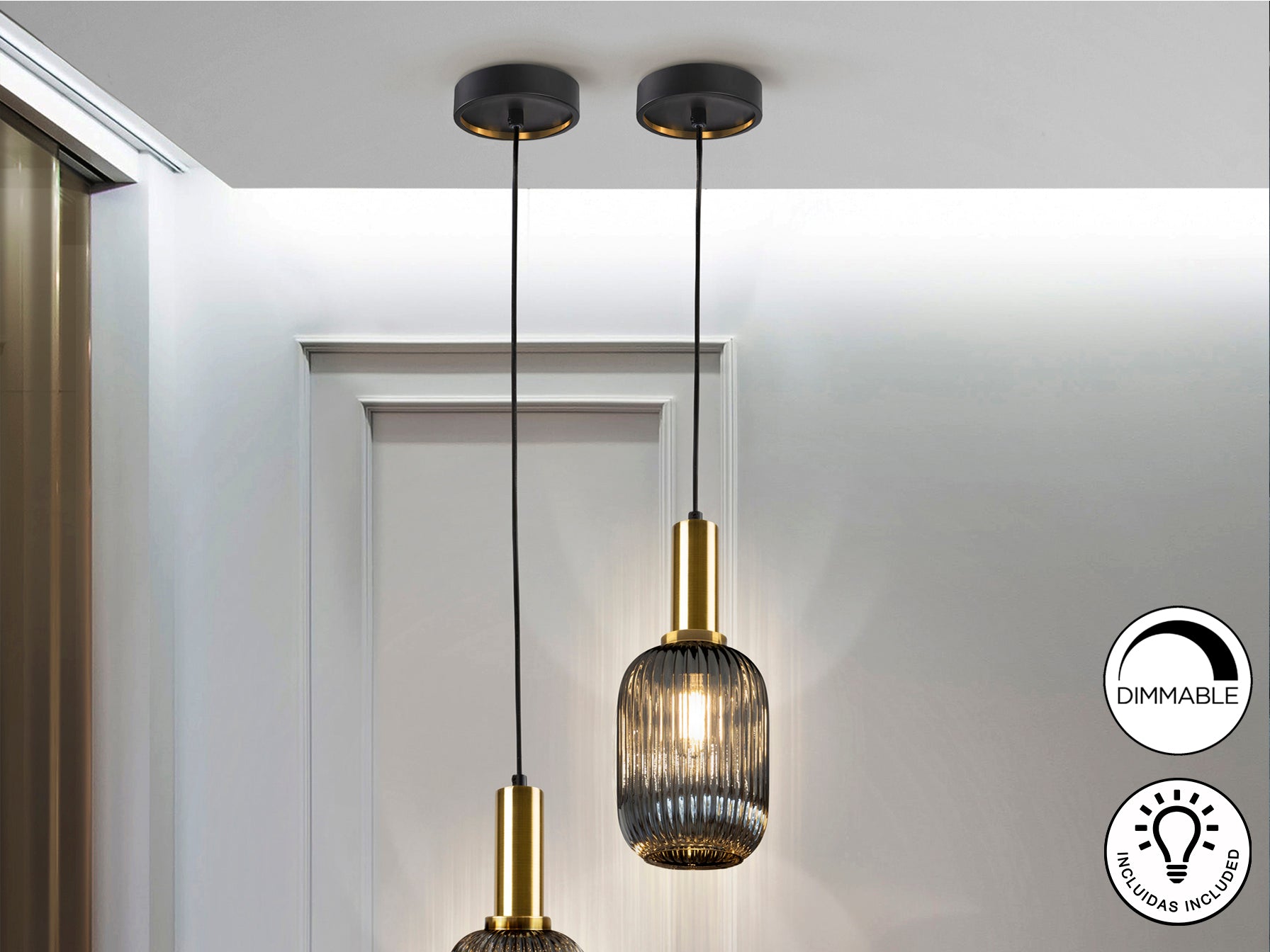 Lámpara colgante Norma 1L Gris Smoke Schuller, diseño moderno industrial, cristal gris smoke, latón satinado, regulable en altura.